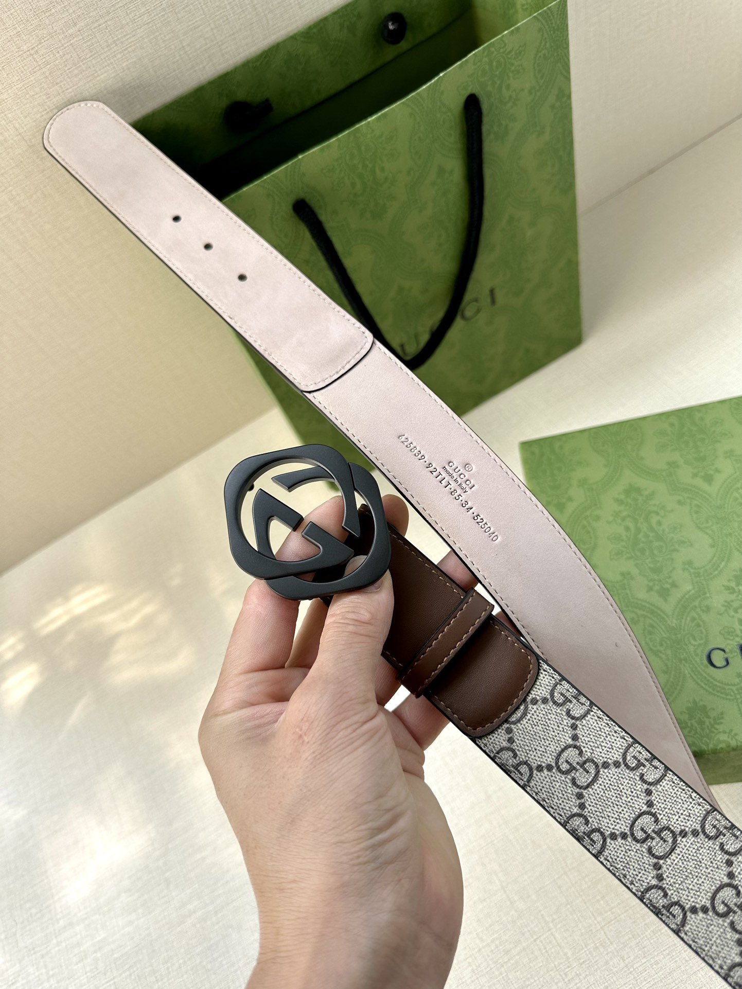 🅿️200 宽度4.0cm GUCCI 这款腰带在早秋系列中惊艳亮相，采用以标志性米色/乌木色组合呈现的