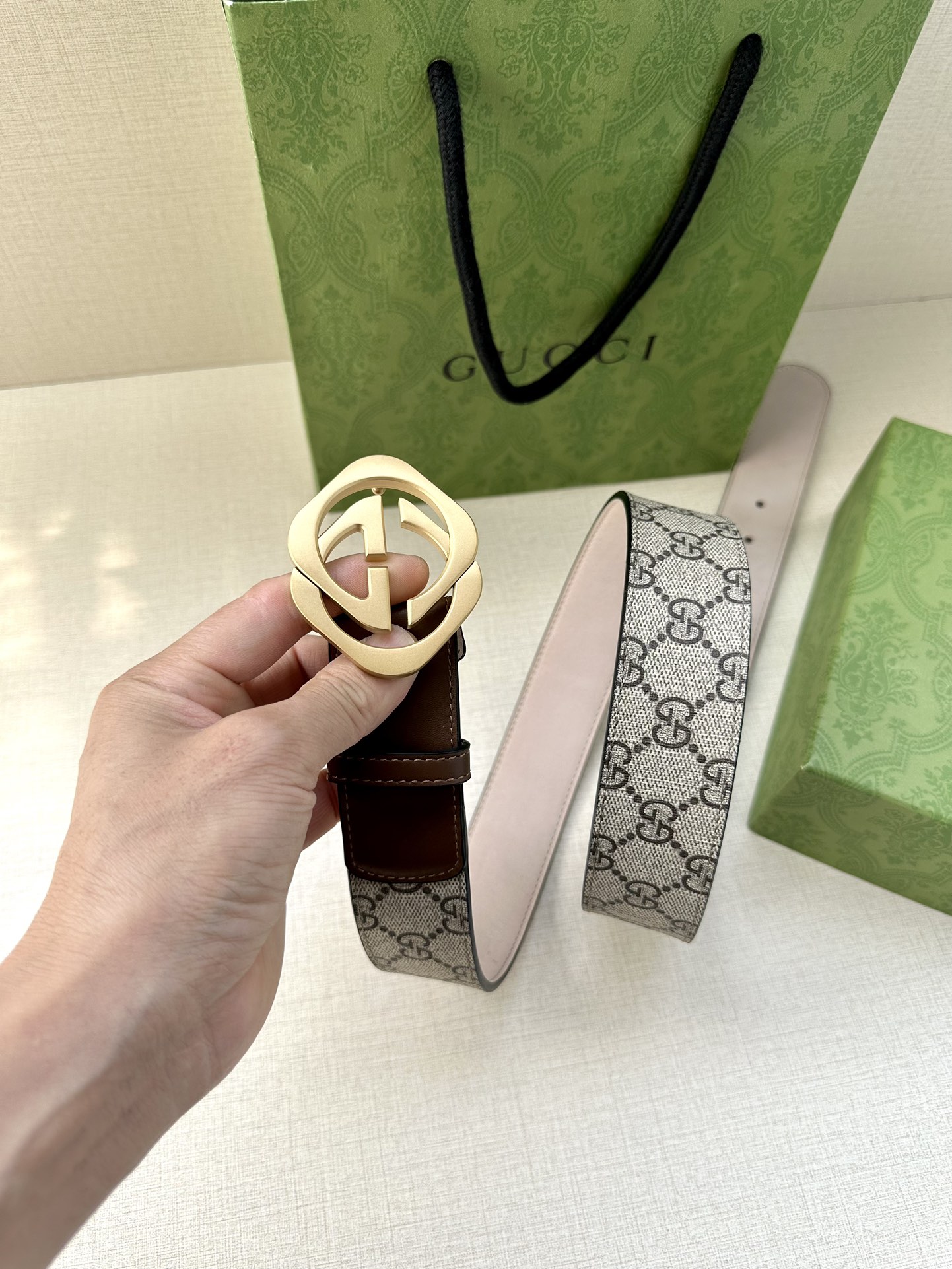 🅿️200 宽度4.0cm GUCCI 这款腰带在早秋系列中惊艳亮相，采用以标志性米色/乌木色组合呈现的