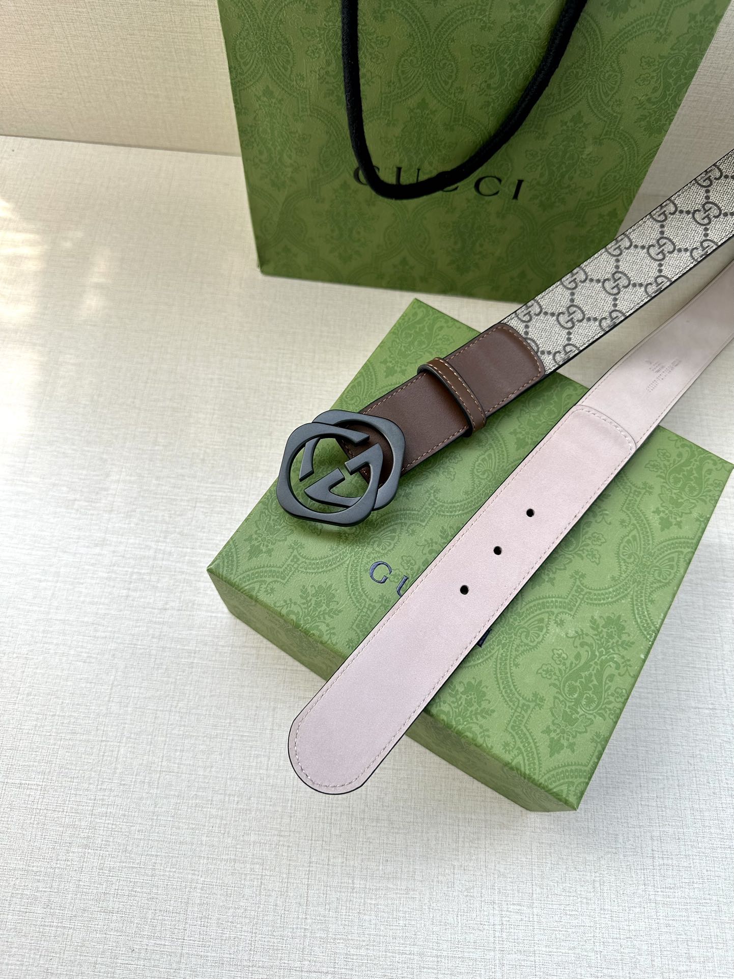 🅿️200 宽度4.0cm GUCCI 这款腰带在早秋系列中惊艳亮相，采用以标志性米色/乌木色组合呈现的