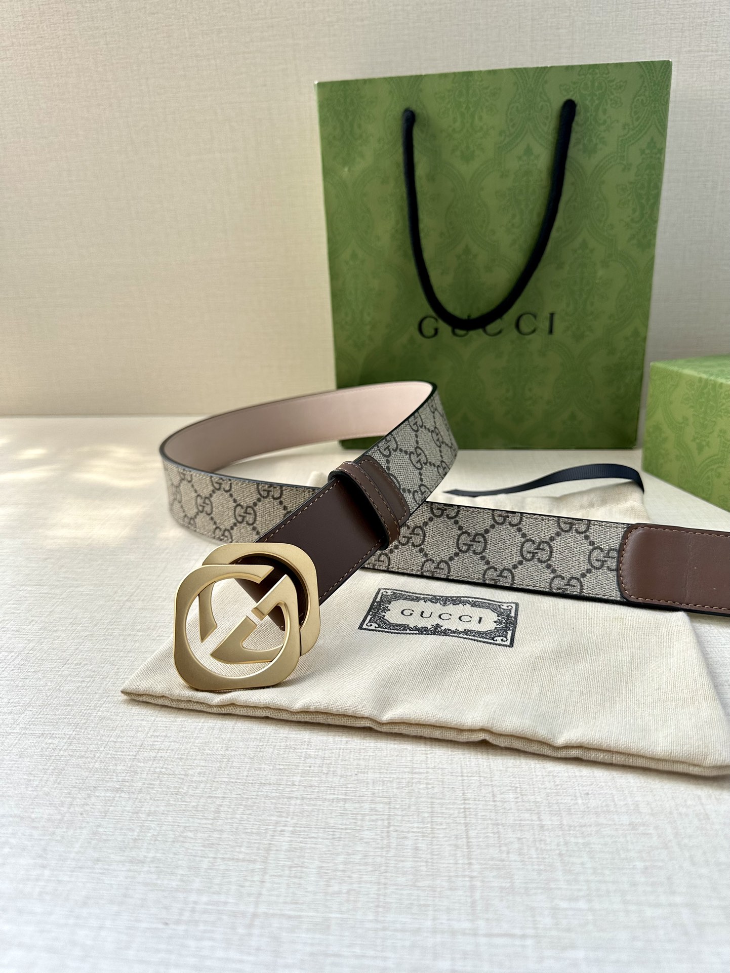 🅿️200 宽度4.0cm GUCCI 这款腰带在早秋系列中惊艳亮相，采用以标志性米色/乌木色组合呈现的