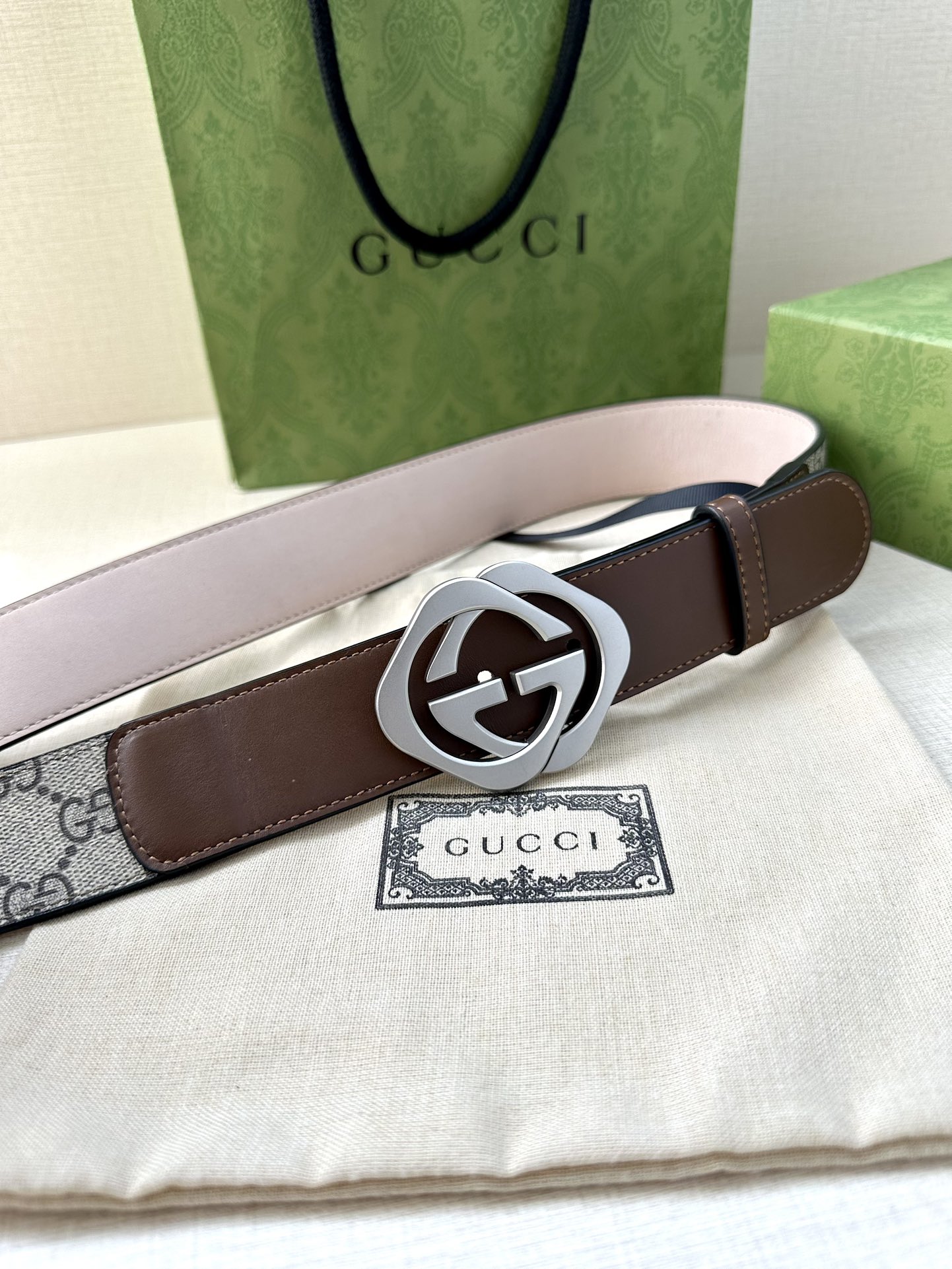 🅿️200 宽度4.0cm GUCCI 这款腰带在早秋系列中惊艳亮相，采用以标志性米色/乌木色组合呈现的