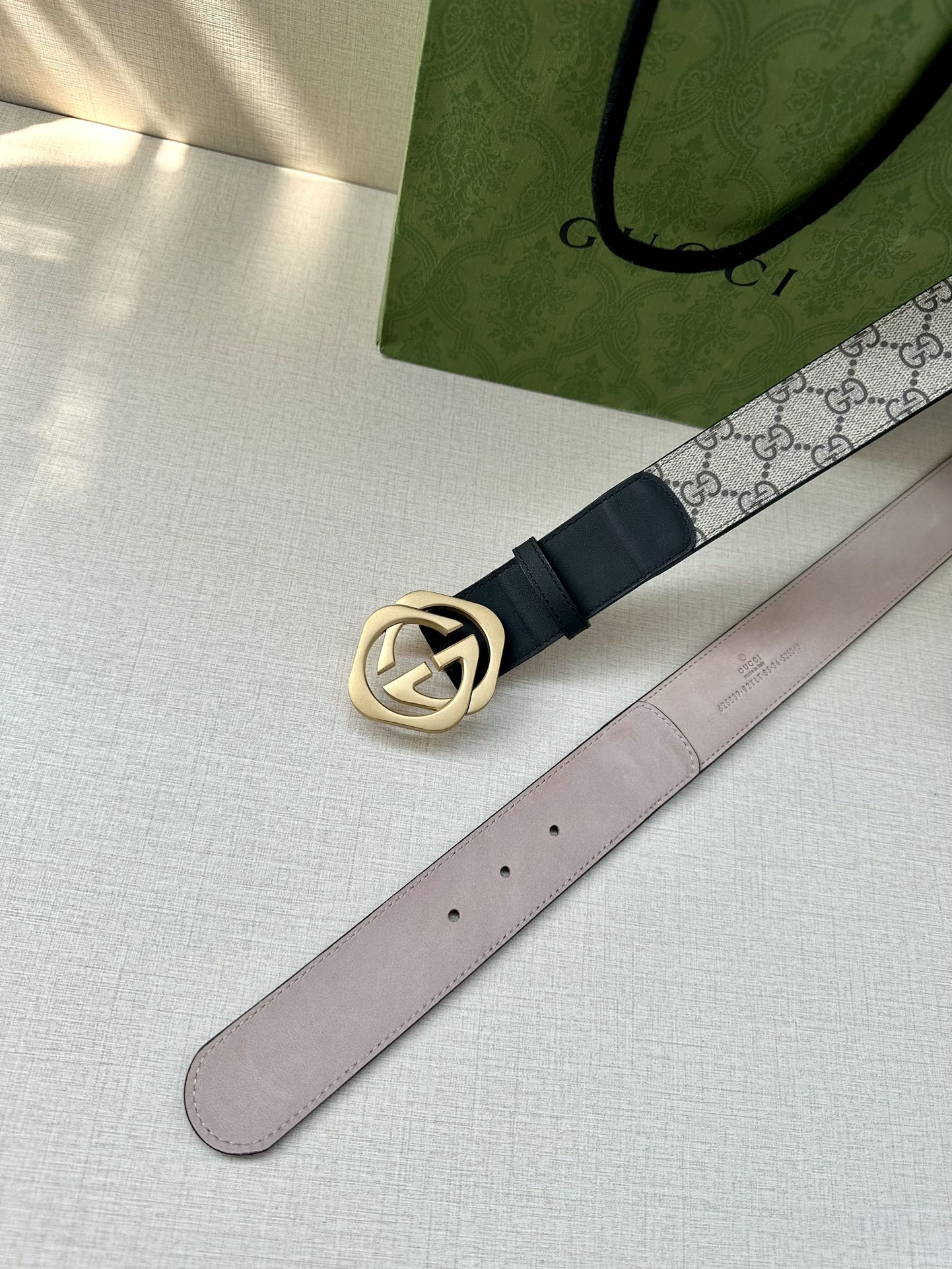 🅿️200 宽度4.0cm GUCCI 这款腰带在早秋系列中惊艳亮相，采用以标志性米色/乌木色组合呈现的
