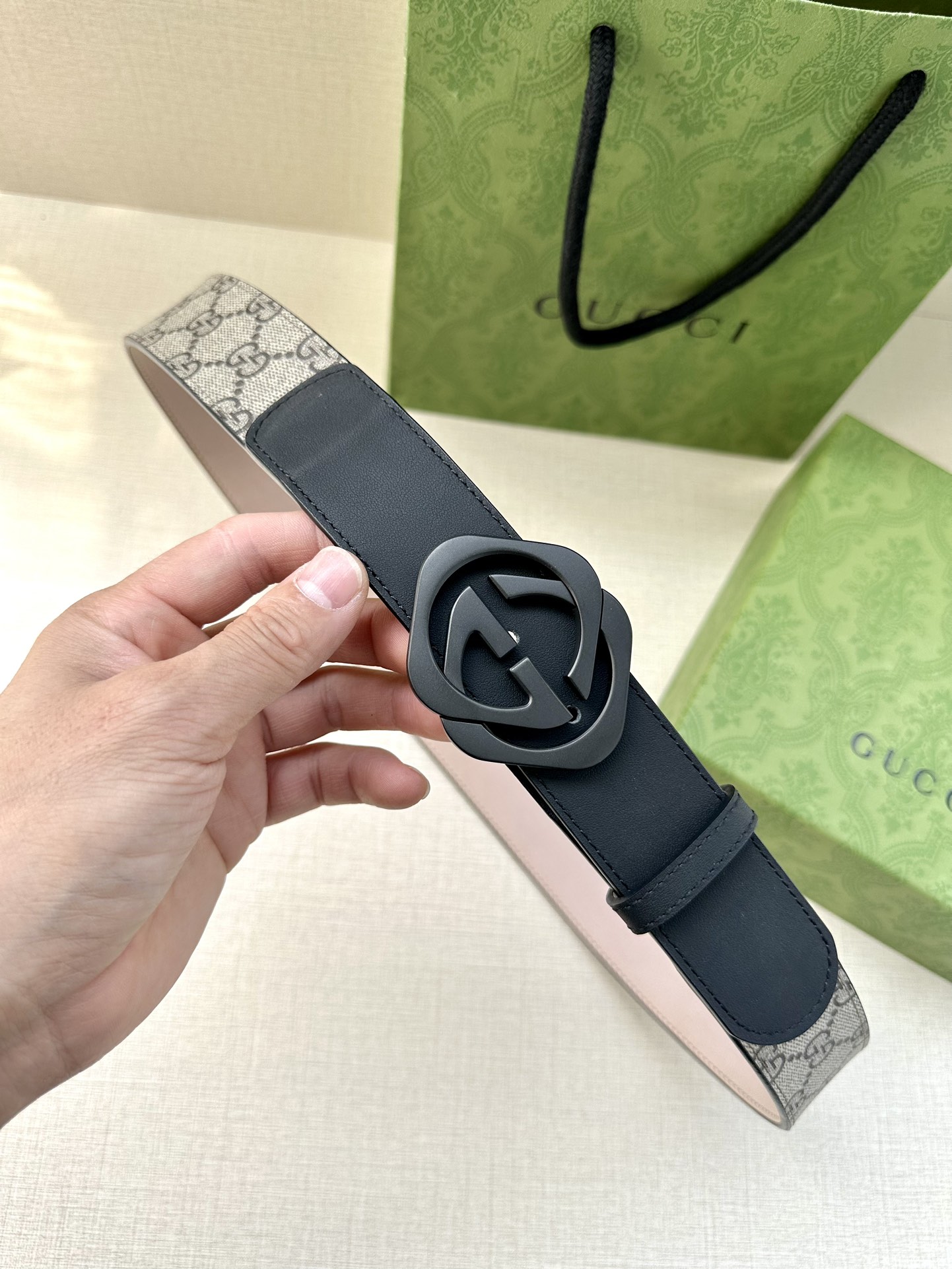 🅿️200 宽度4.0cm GUCCI 这款腰带在早秋系列中惊艳亮相，采用以标志性米色/乌木色组合呈现的
