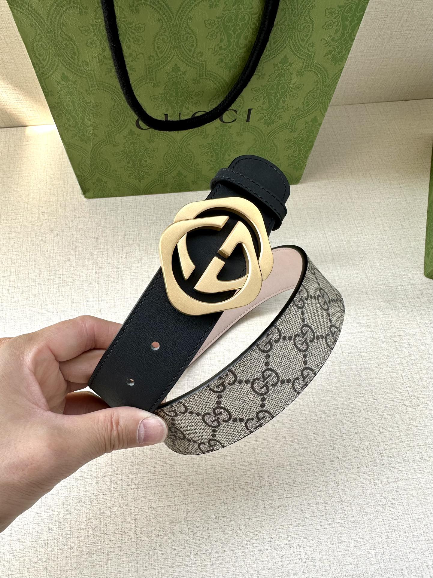 🅿️200 宽度4.0cm GUCCI 这款腰带在早秋系列中惊艳亮相，采用以标志性米色/乌木色组合呈现的