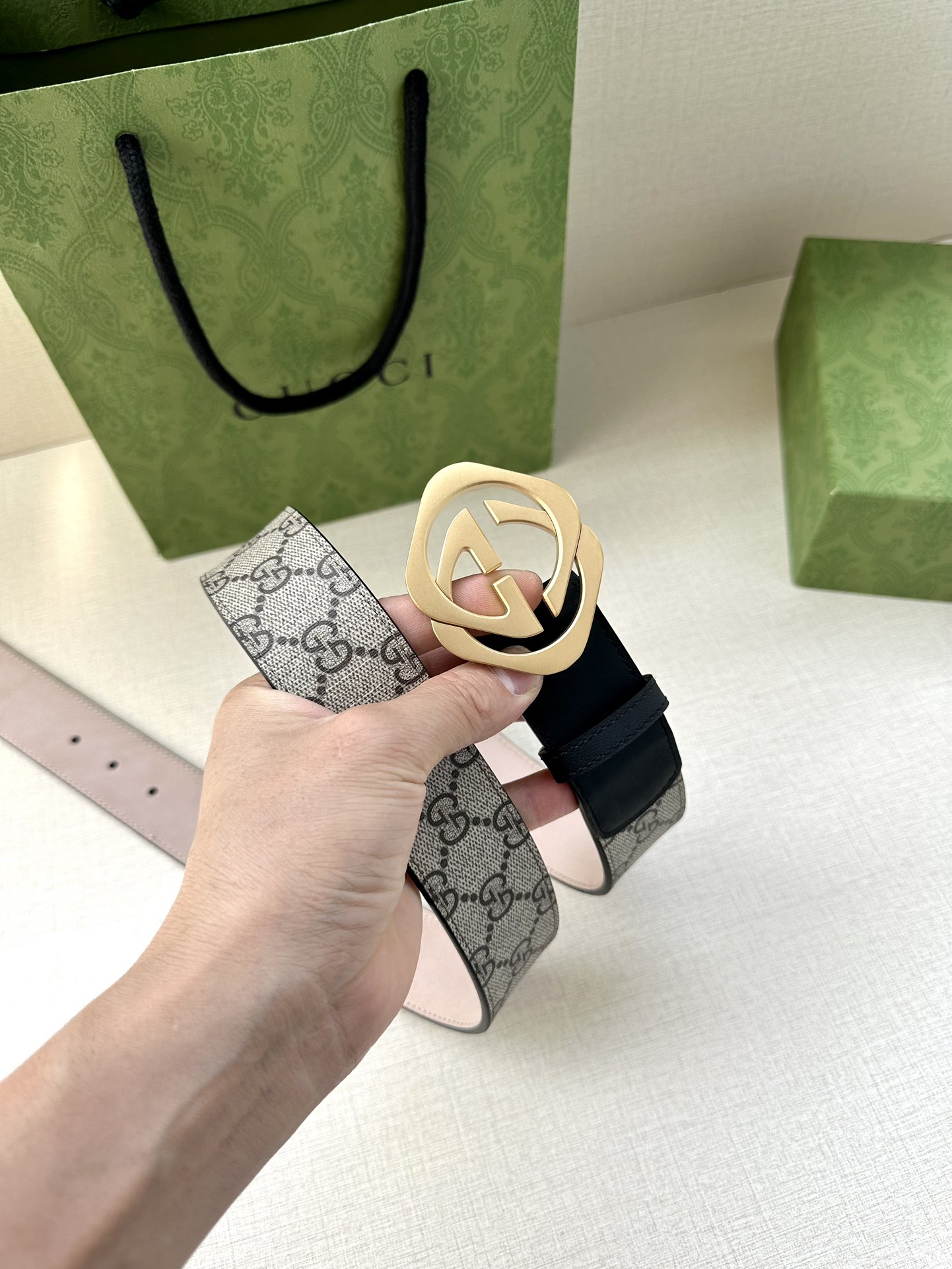 🅿️200 宽度4.0cm GUCCI 这款腰带在早秋系列中惊艳亮相，采用以标志性米色/乌木色组合呈现的