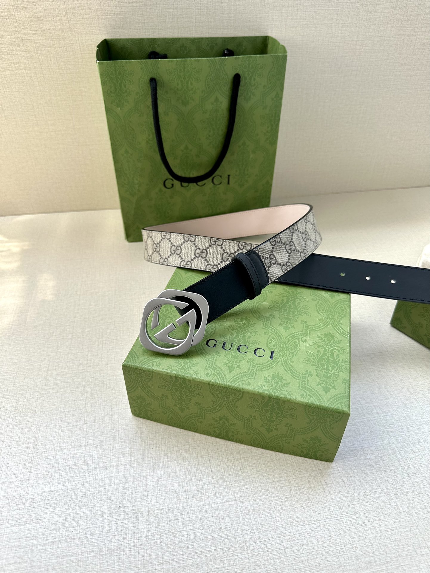 🅿️200 宽度4.0cm GUCCI 这款腰带在早秋系列中惊艳亮相，采用以标志性米色/乌木色组合呈现的
