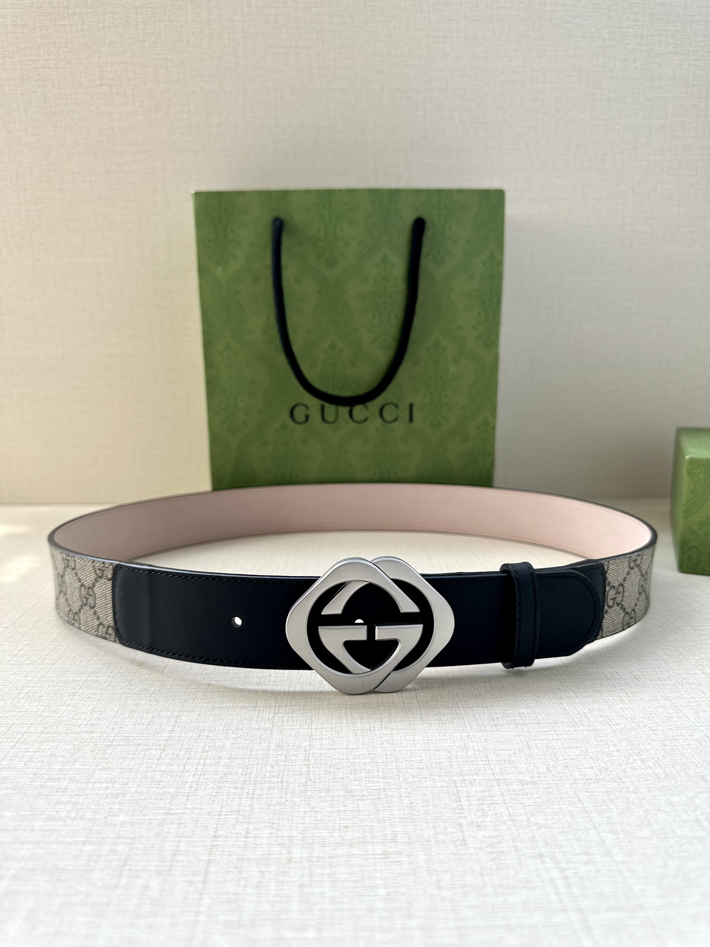 🅿️200 宽度4.0cm GUCCI 这款腰带在早秋系列中惊艳亮相，采用以标志性米色/乌木色组合呈现的