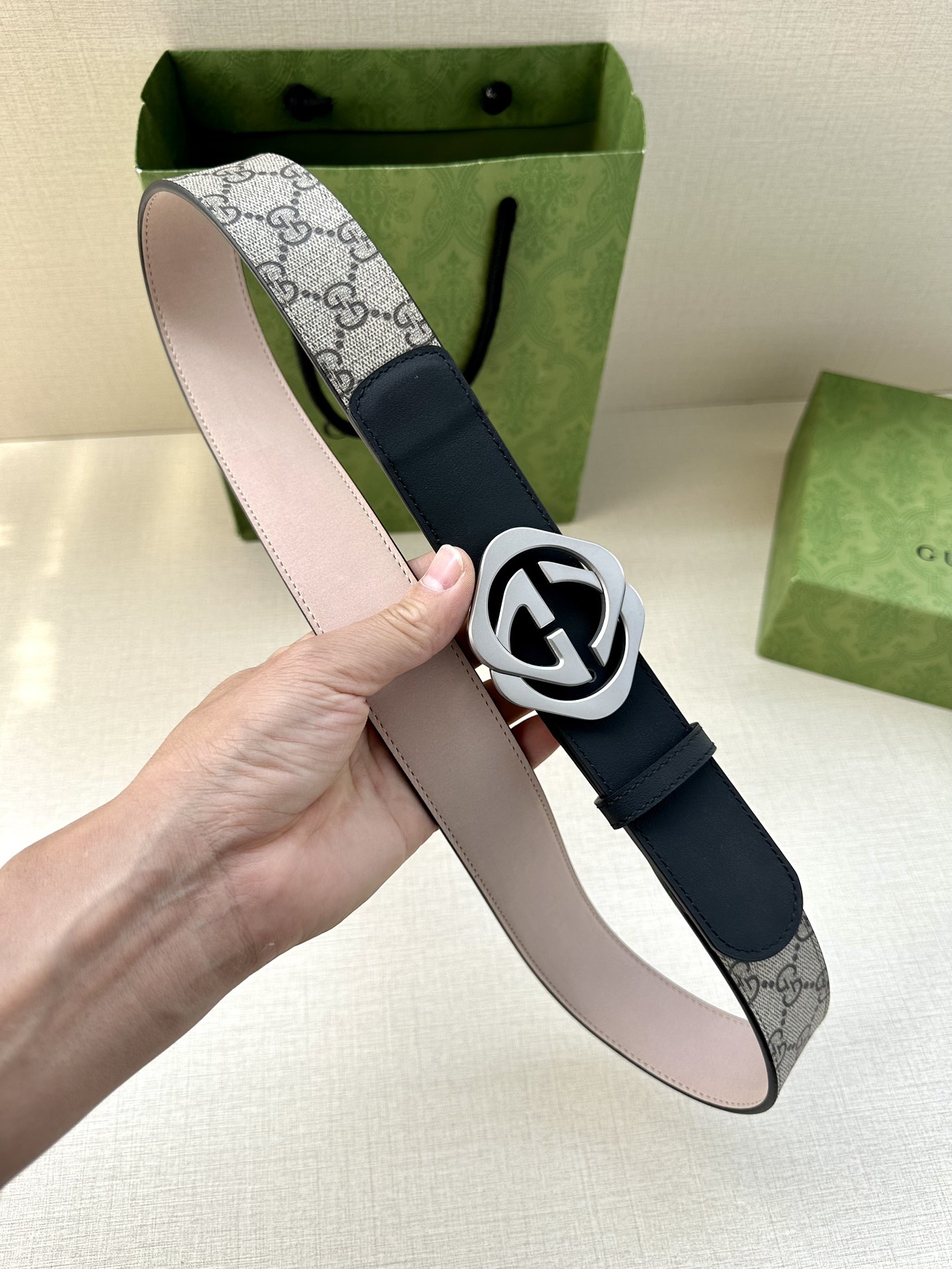 🅿️200 宽度4.0cm GUCCI 这款腰带在早秋系列中惊艳亮相，采用以标志性米色/乌木色组合呈现的