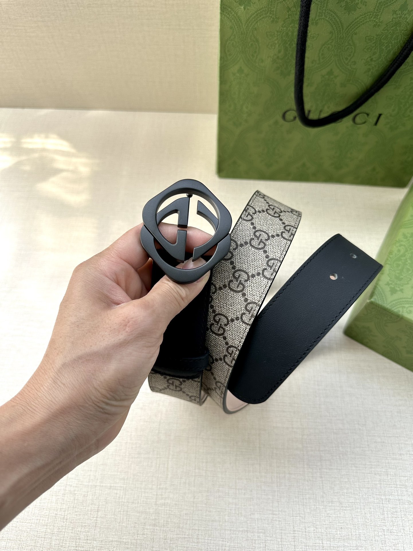 🅿️200 宽度4.0cm GUCCI 这款腰带在早秋系列中惊艳亮相，采用以标志性米色/乌木色组合呈现的