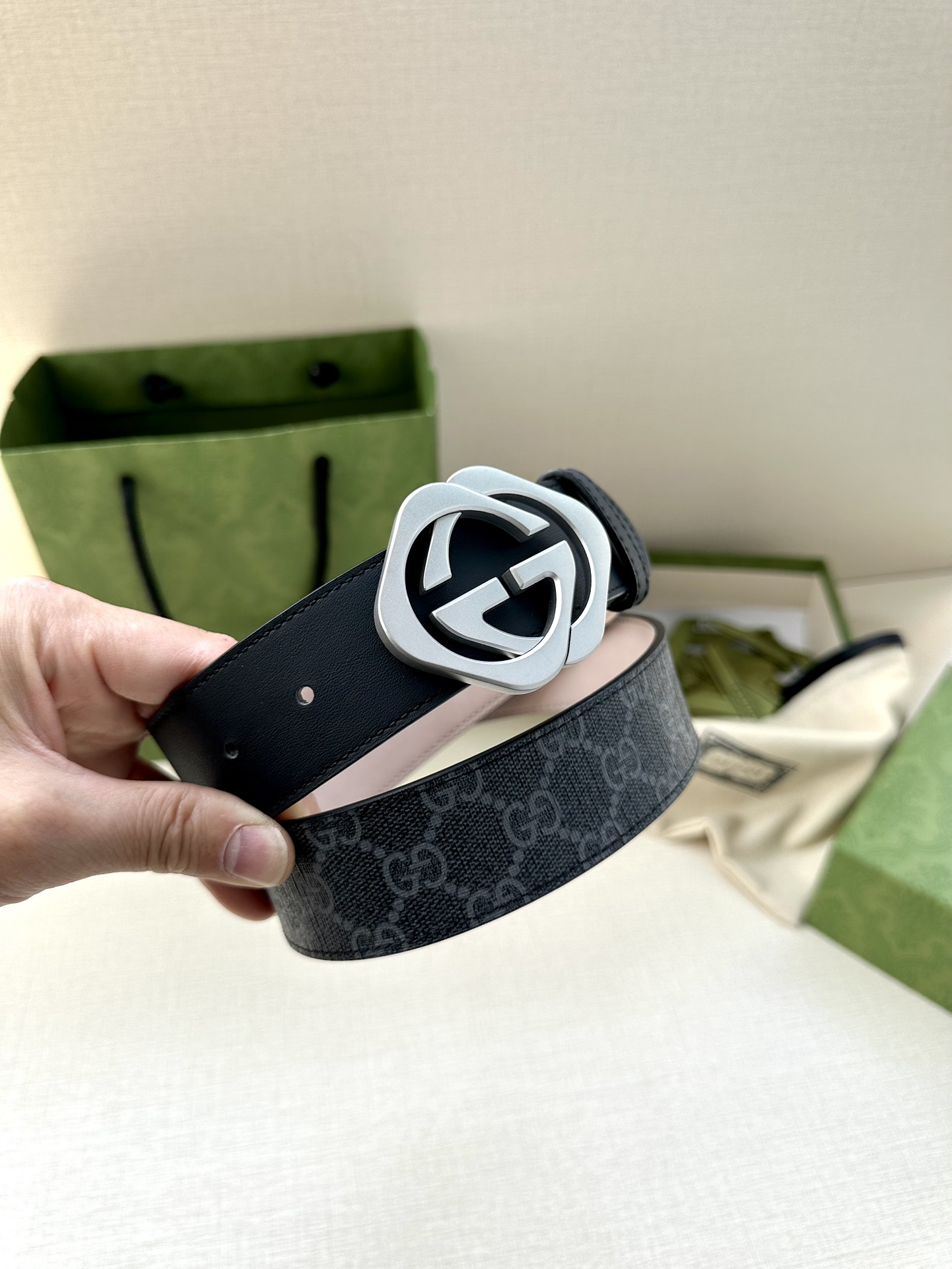 🅿️200 宽度4.0cm GUCCI 这款腰带在早秋系列中惊艳亮相，采用以标志性米色/乌木色组合呈现的