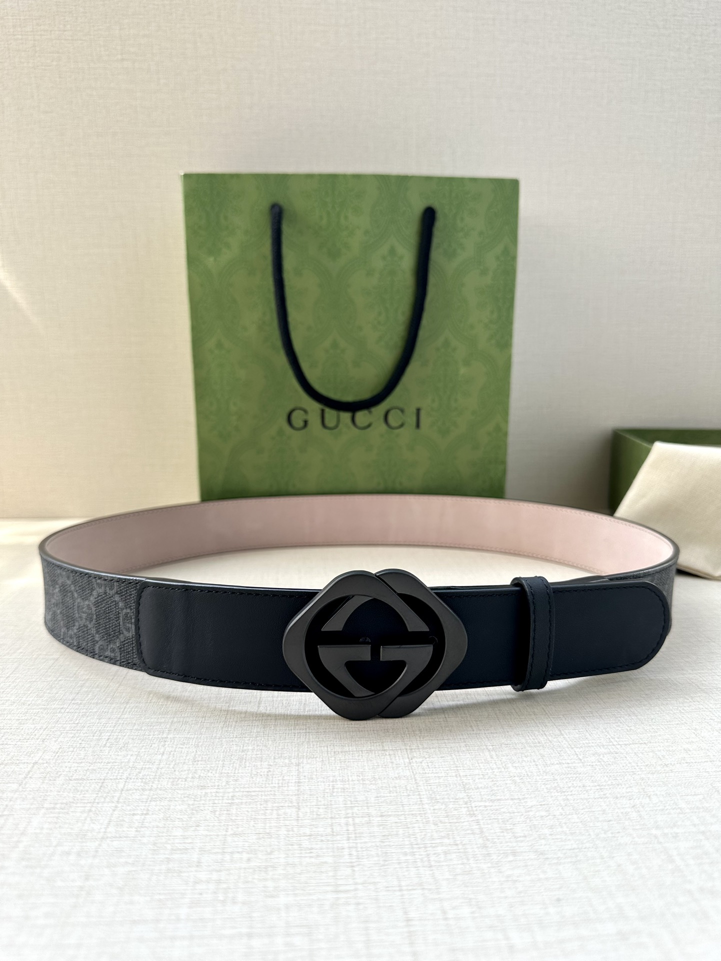 🅿️200 宽度4.0cm GUCCI 这款腰带在早秋系列中惊艳亮相，采用以标志性米色/乌木色组合呈现的