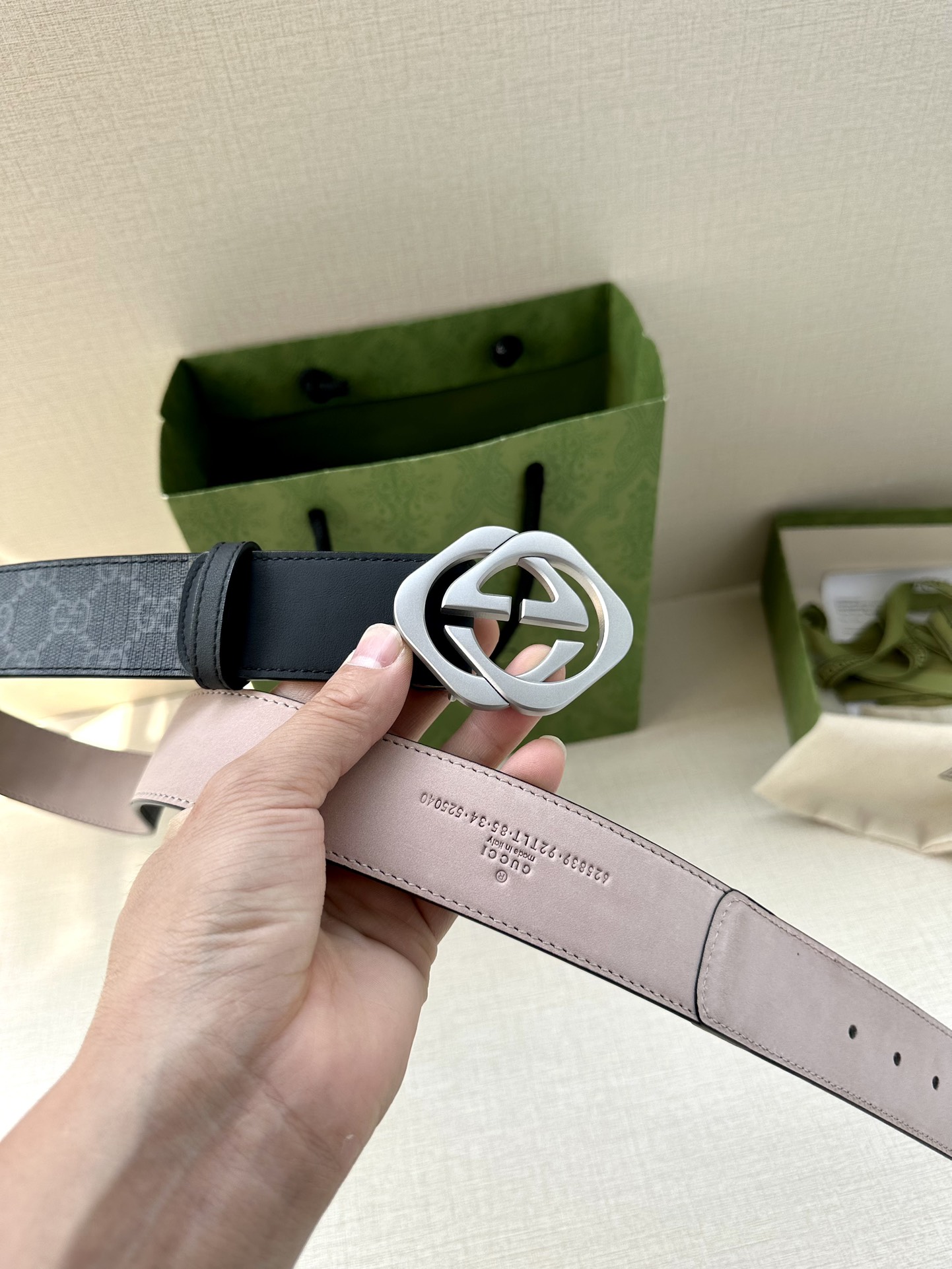 🅿️200 宽度4.0cm GUCCI 这款腰带在早秋系列中惊艳亮相，采用以标志性米色/乌木色组合呈现的