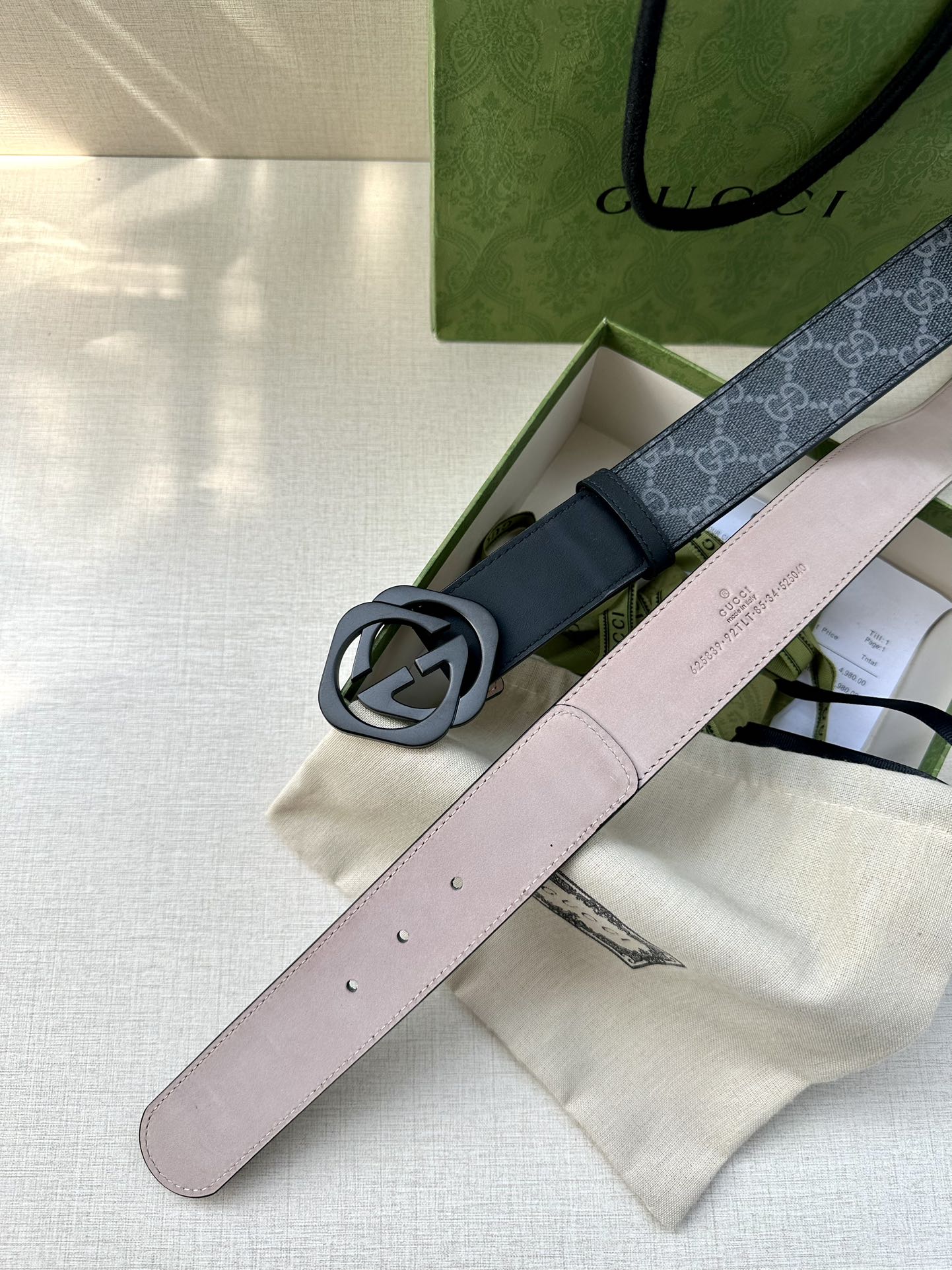 🅿️200 宽度4.0cm GUCCI 这款腰带在早秋系列中惊艳亮相，采用以标志性米色/乌木色组合呈现的