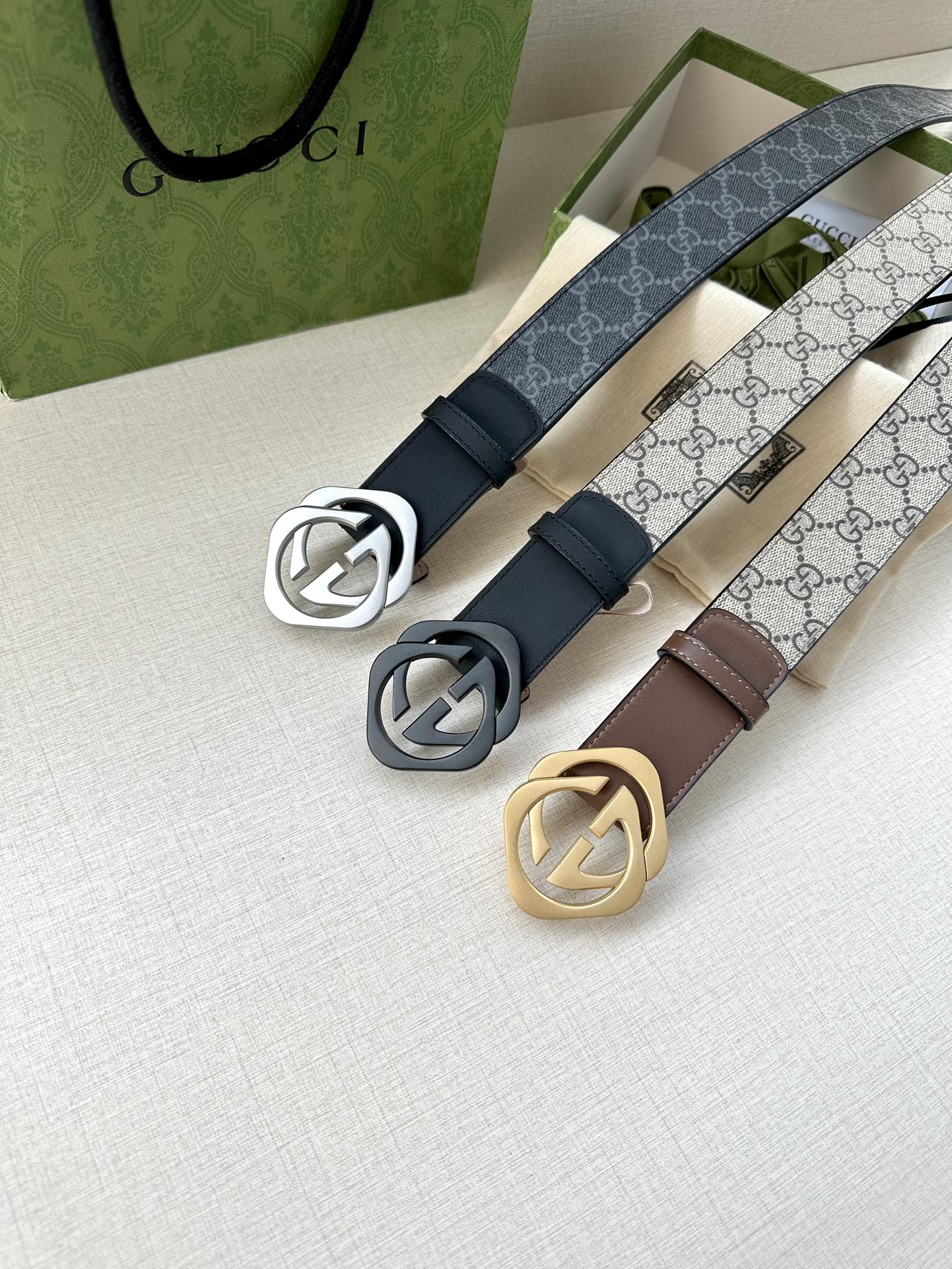 🅿️200 宽度4.0cm GUCCI 这款腰带在早秋系列中惊艳亮相，采用以标志性米色/乌木色组合呈现的