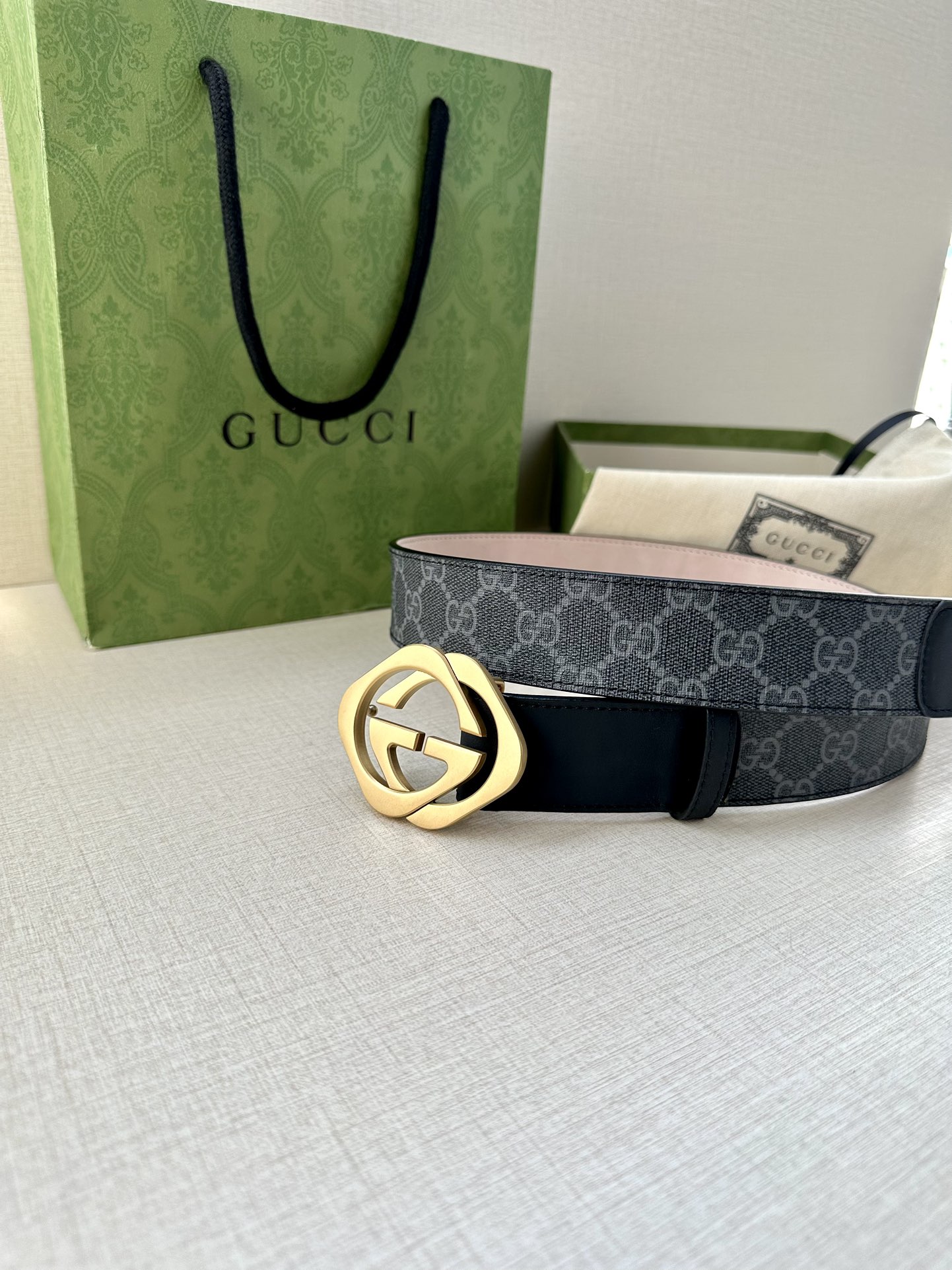 🅿️200 宽度4.0cm GUCCI 这款腰带在早秋系列中惊艳亮相，采用以标志性米色/乌木色组合呈现的