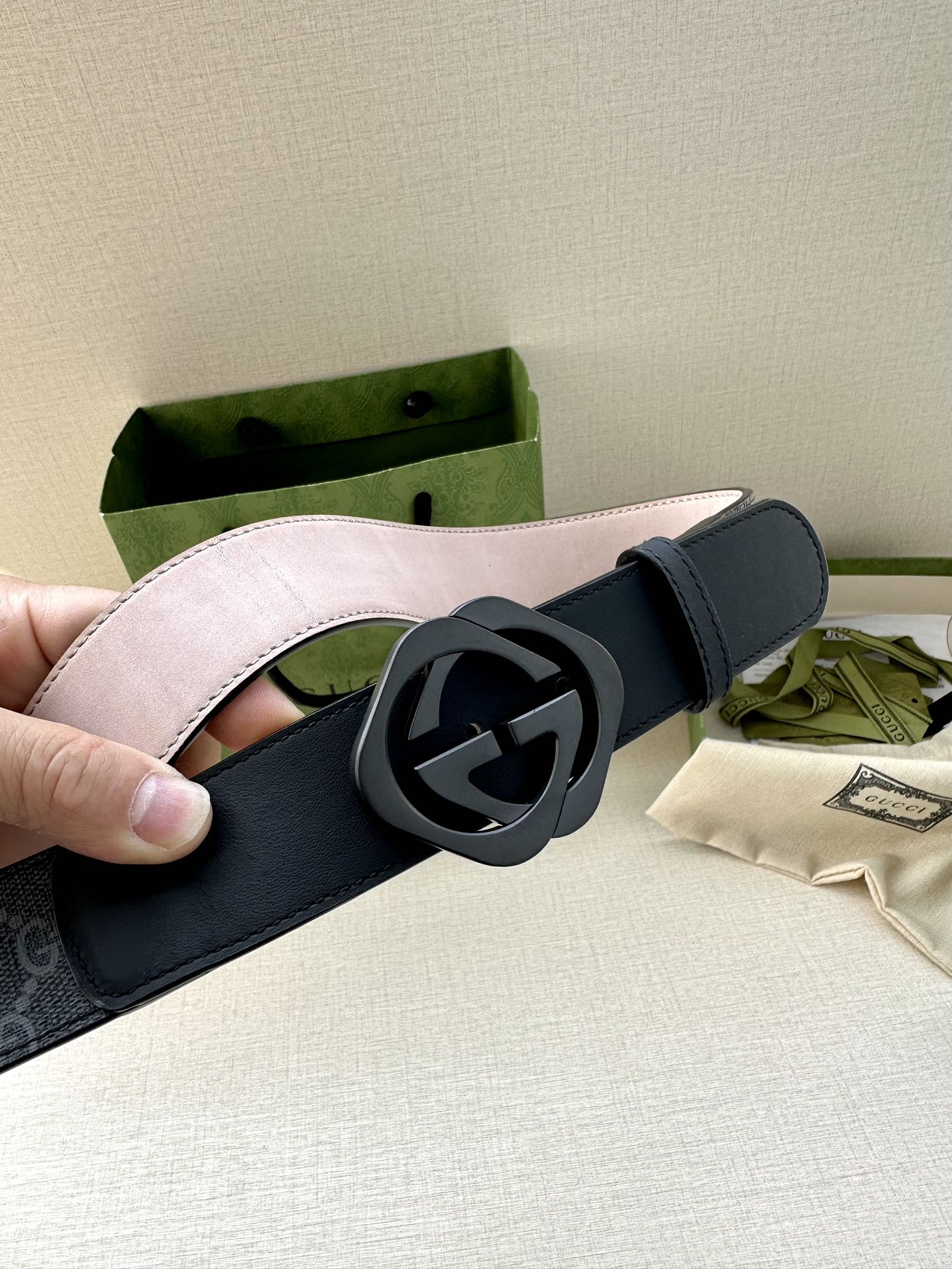 🅿️200 宽度4.0cm GUCCI 这款腰带在早秋系列中惊艳亮相，采用以标志性米色/乌木色组合呈现的