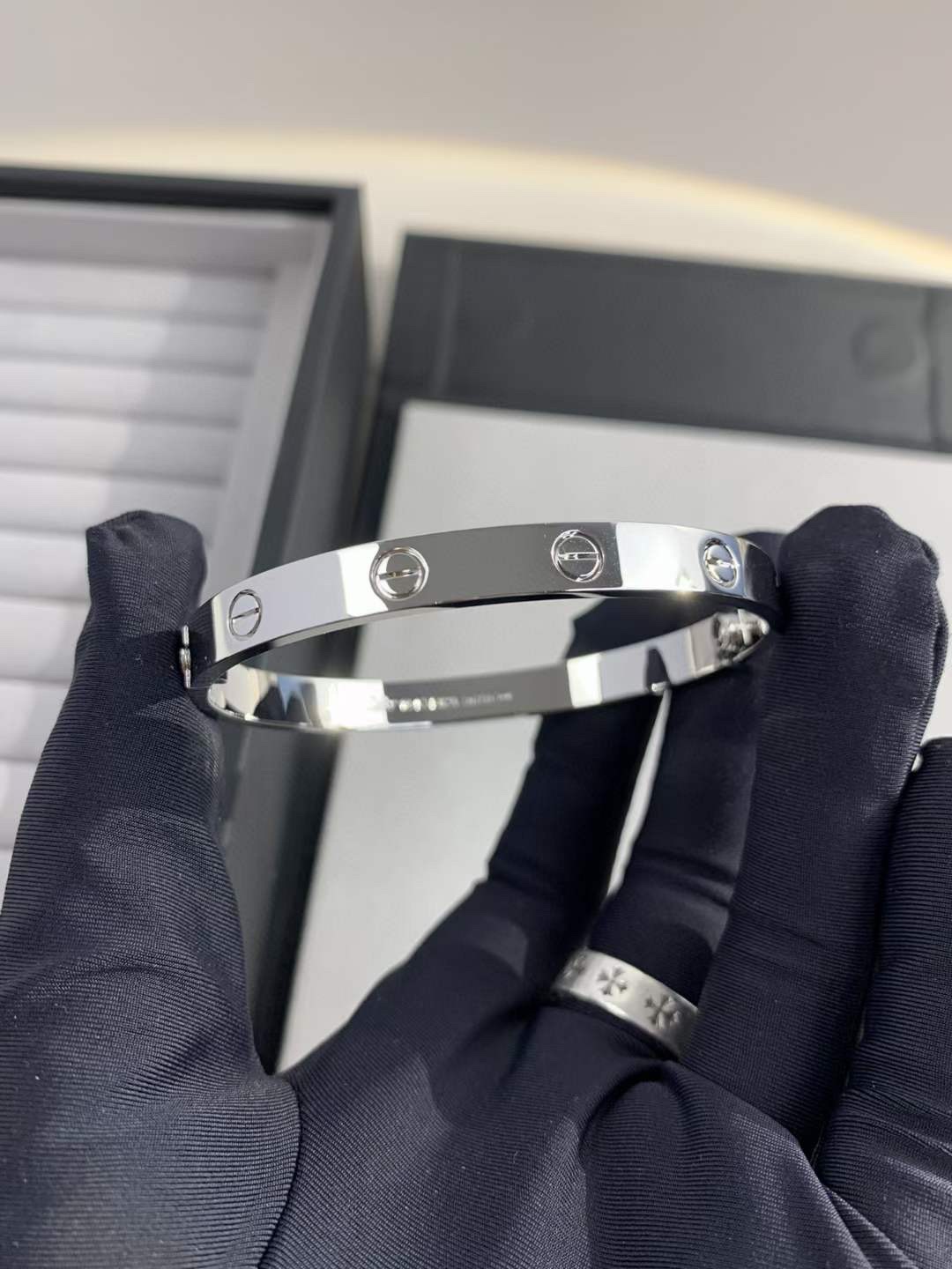 Cartier 卡地亚Cartier 经无典钻宽版love情款侣手镯