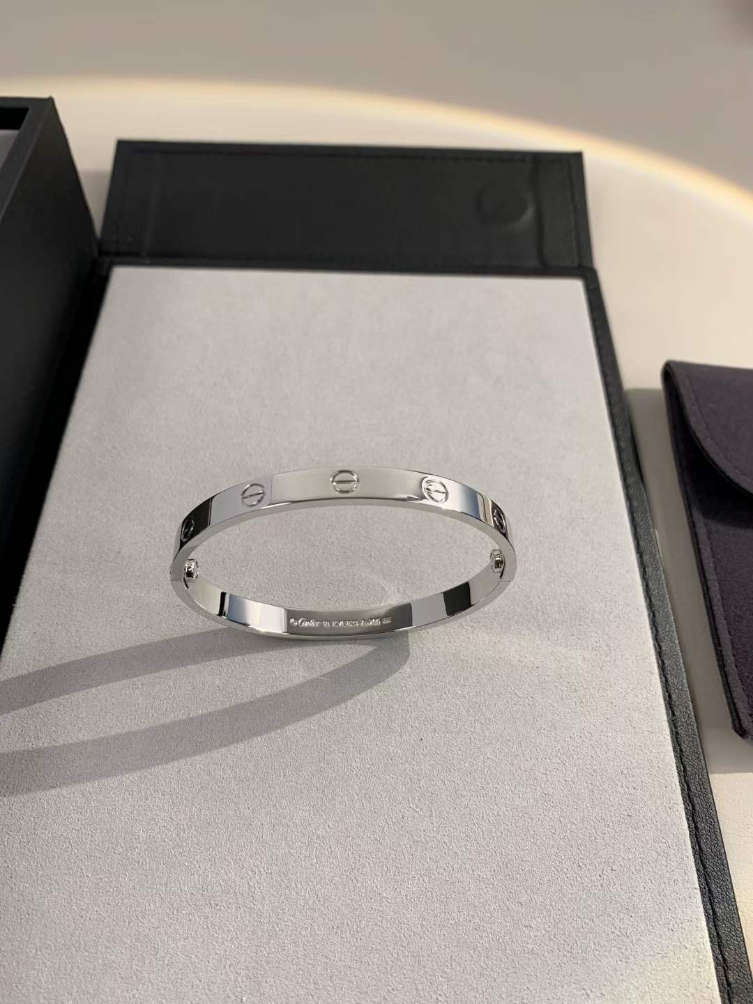 Cartier 卡地亚Cartier 经无典钻宽版love情款侣手镯