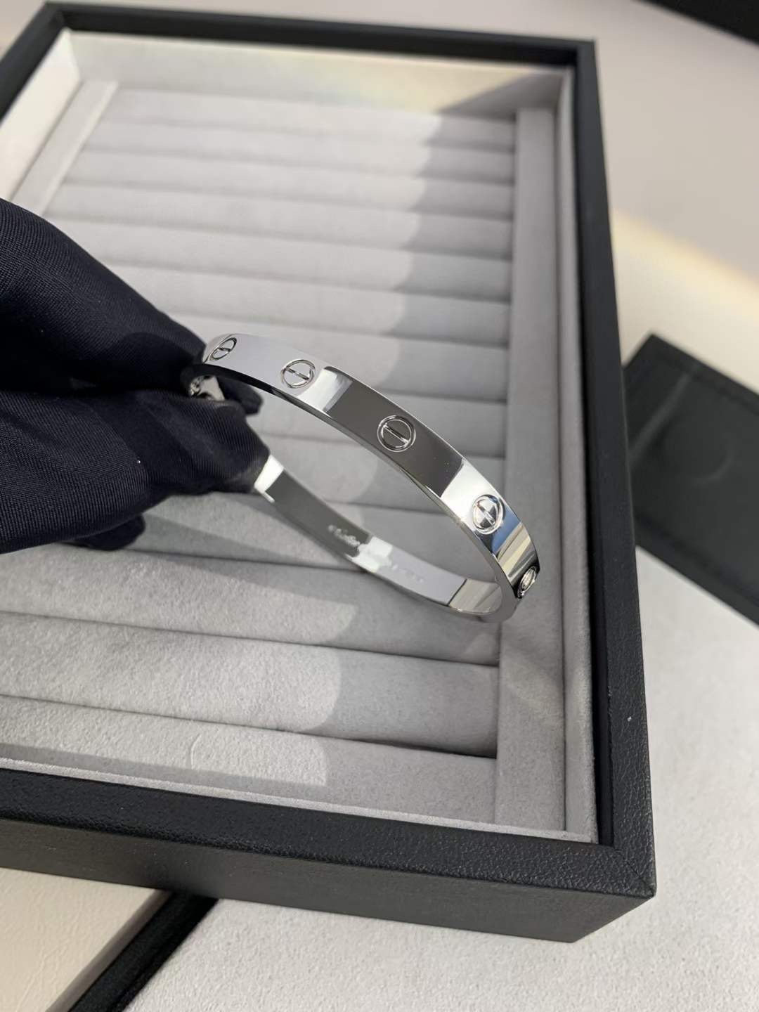 Cartier 卡地亚Cartier 经无典钻宽版love情款侣手镯