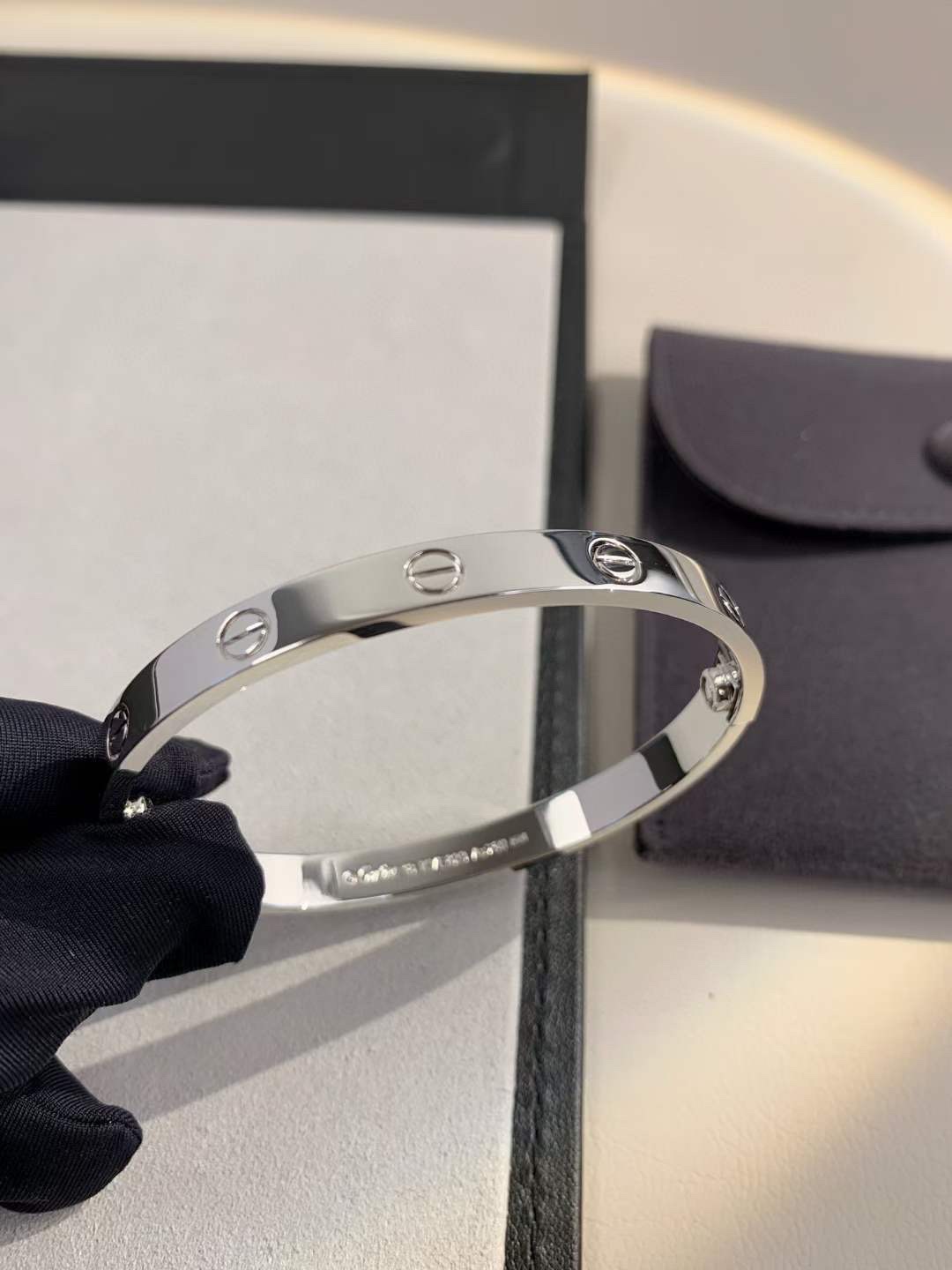 Cartier 卡地亚Cartier 经无典钻宽版love情款侣手镯