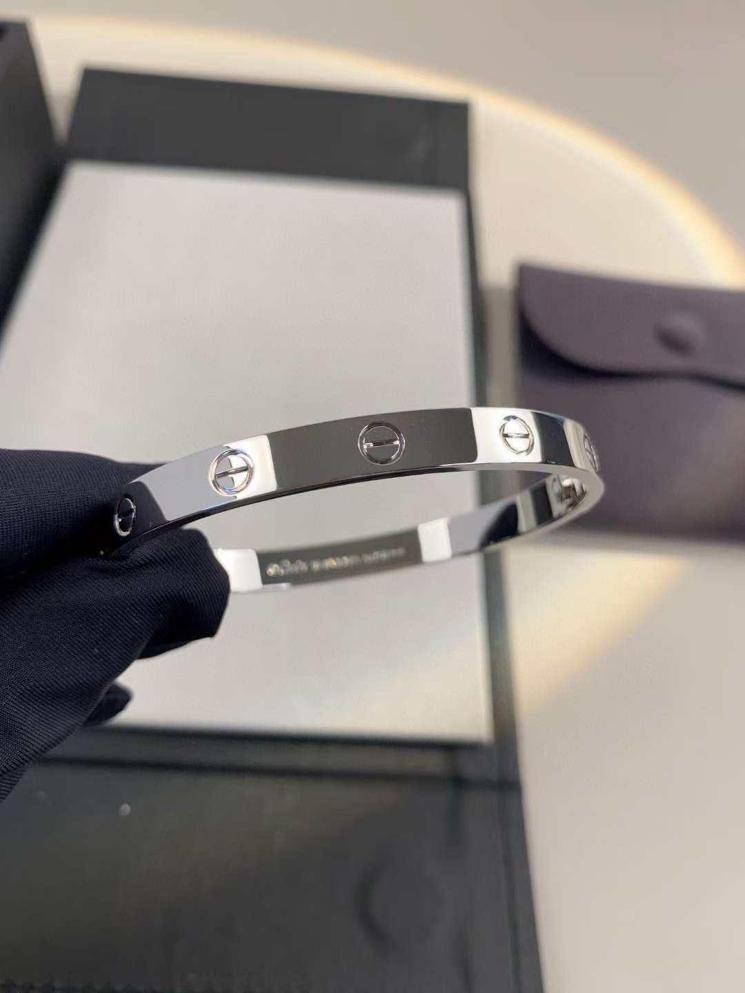 Cartier 卡地亚Cartier 经无典钻宽版love情款侣手镯