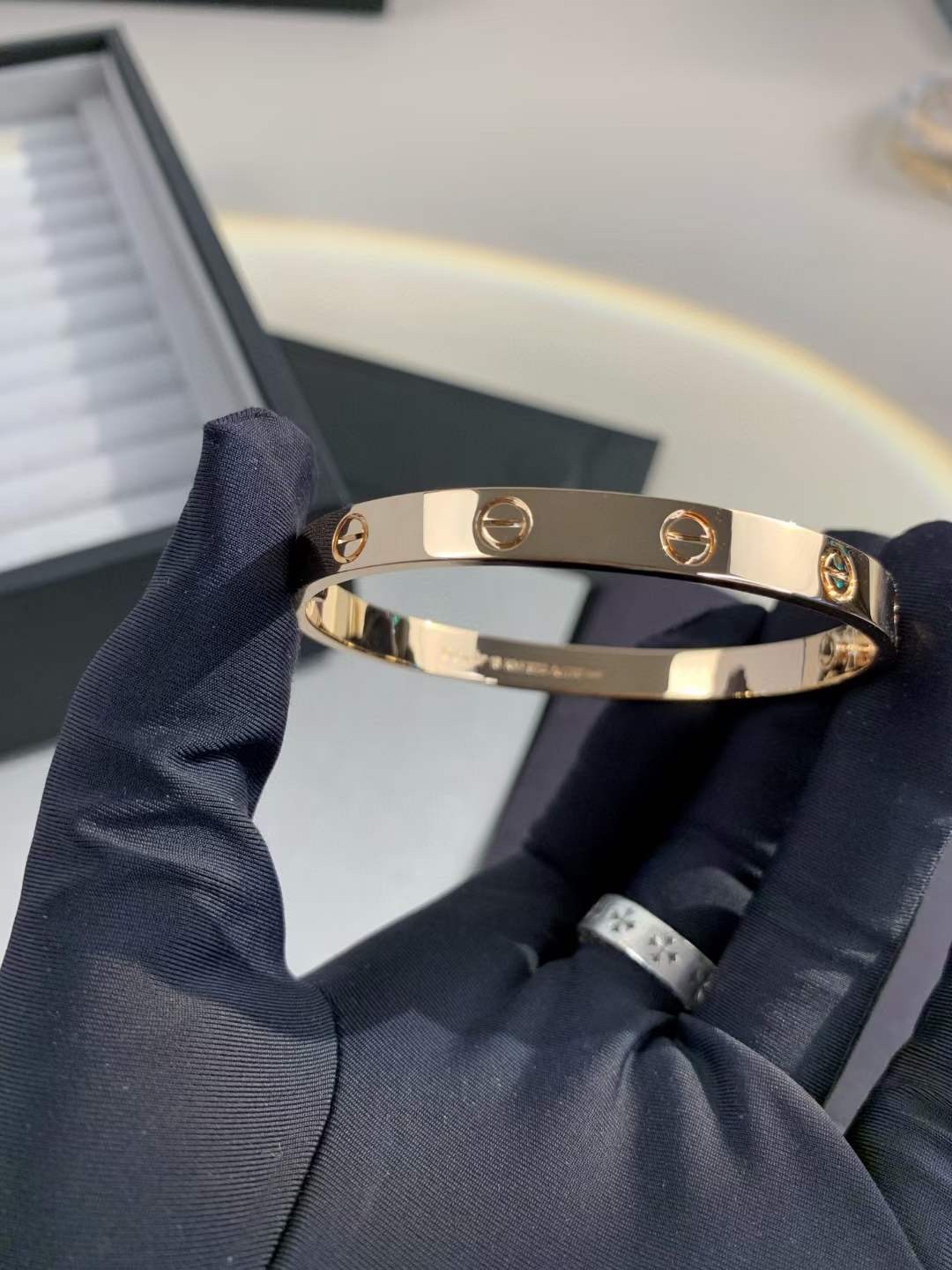 Cartier 卡地亚Cartier 经无典钻宽版love情款侣手镯