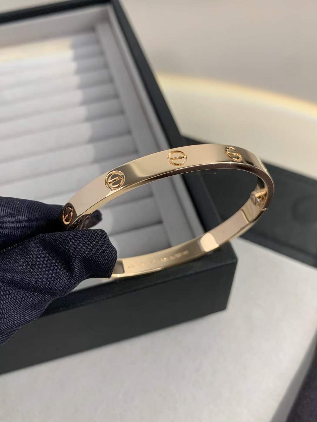 Cartier 卡地亚Cartier 经无典钻宽版love情款侣手镯