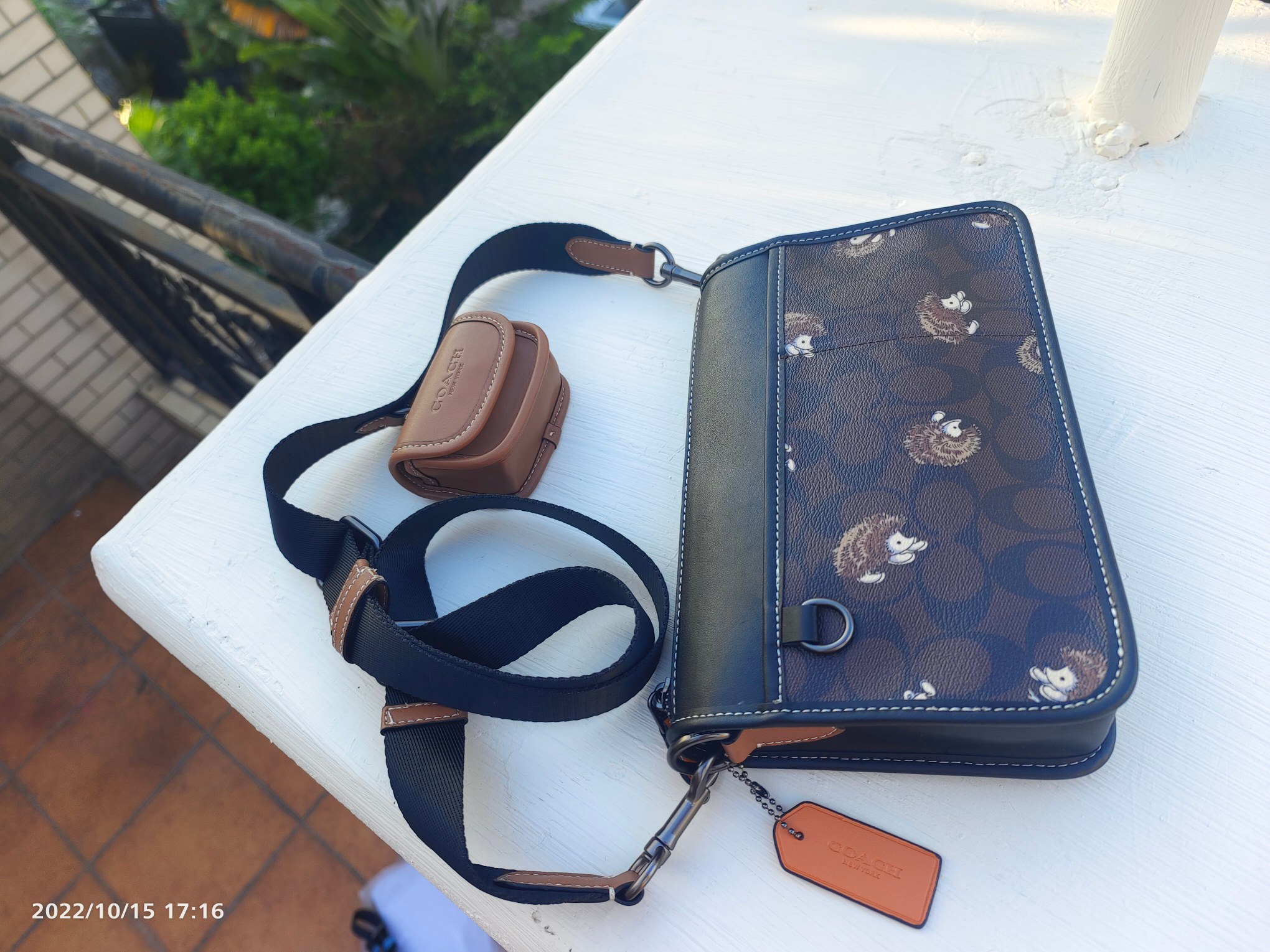 Coach cc131 QBpht新款上架 这个太超值了 国内2000+Coach Heritage男士二合一小挎包帅潮到没朋友