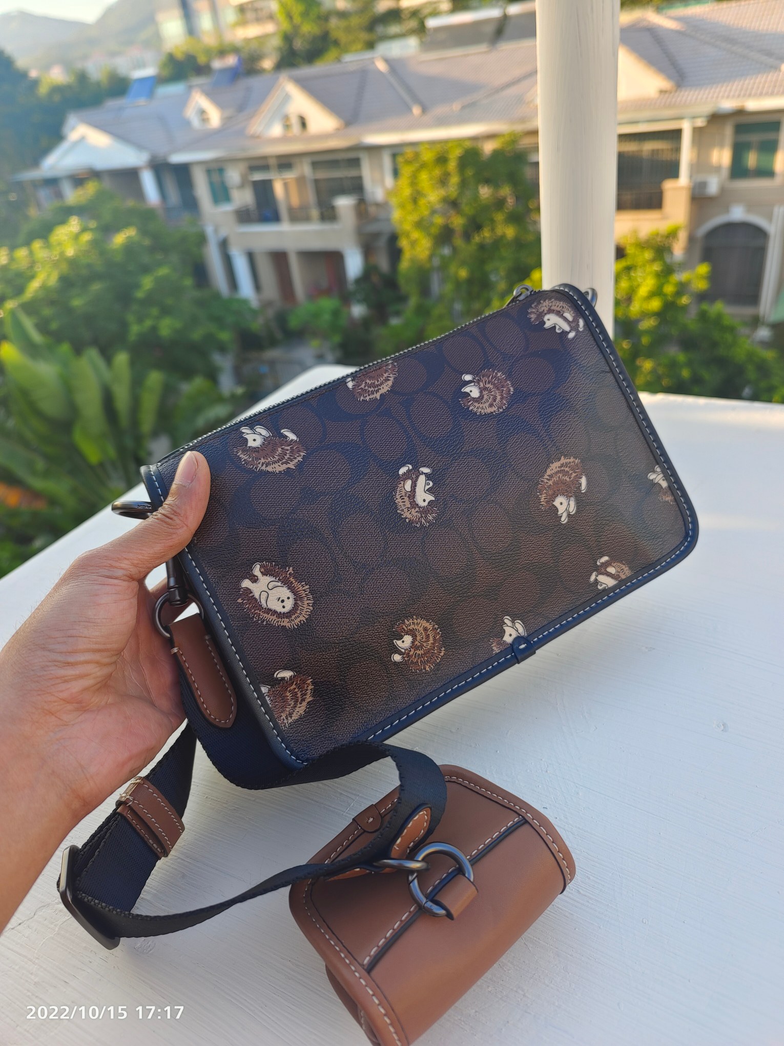 Coach cc131 QBpht新款上架 这个太超值了 国内2000+Coach Heritage男士二合一小挎包帅潮到没朋友