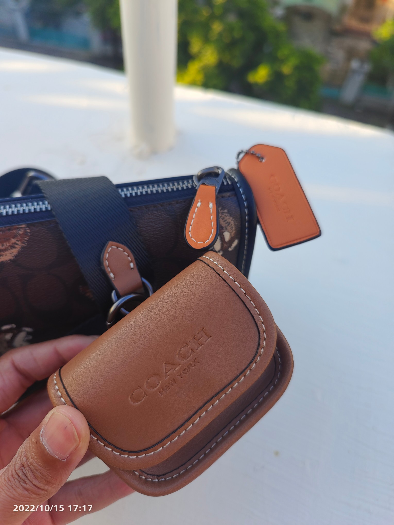 Coach cc131 QBpht新款上架 这个太超值了 国内2000+Coach Heritage男士二合一小挎包帅潮到没朋友