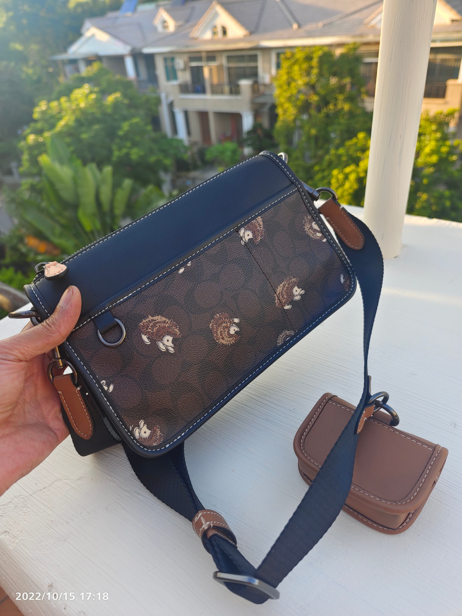 Coach cc131 QBpht新款上架 这个太超值了 国内2000+Coach Heritage男士二合一小挎包帅潮到没朋友