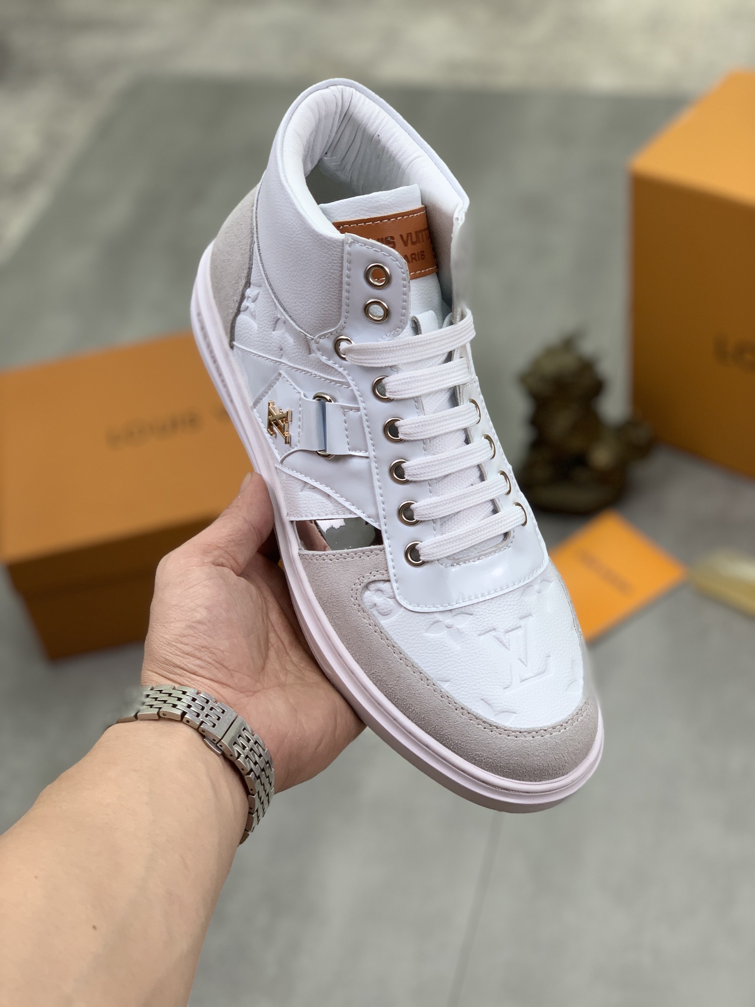 J0 LOUIS VUITTON高帮Louis Vuitton 路易威登 LV  *—— LV经典高帮潮鞋选用进口原厂柔软小牛皮,水染猪皮内里.原版耐磨橡胶大底高品质精品码数：38-44 颜色：2色可选