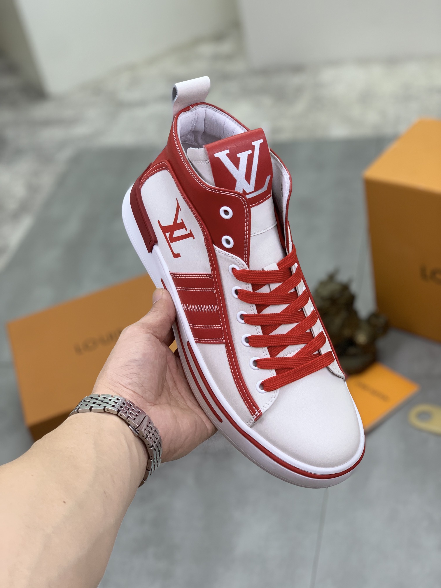 J0 LOUIS VUITTON高帮Louis Vuitton 路易威登 LV  *—— LV经典高帮潮鞋选用进口原厂柔软小牛皮,水染猪皮内里.原版耐磨橡胶大底高品质精品码数：38-44 颜色：3色可选