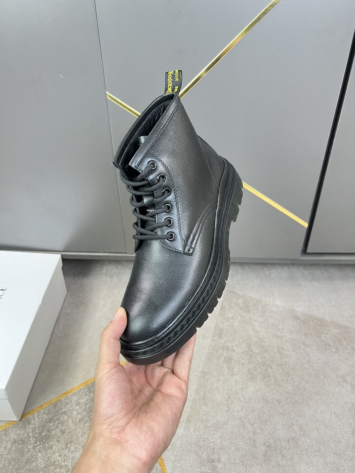 J5 ：皮里 毛里可选 Givenchy 纪梵希  顶级代购纪家尖端炸街男神增高靴子新品来袭 专柜同步发售 原厂配置、意大利进口小牛皮,高端大气超达人必备,全进口水染牛皮里垫,鞋底：原厂特供原版底超级舒适,原厂跟单货 高品质,可随意进出专柜,欢迎对比专柜同步 码数 38 39 40 41 42 43 44