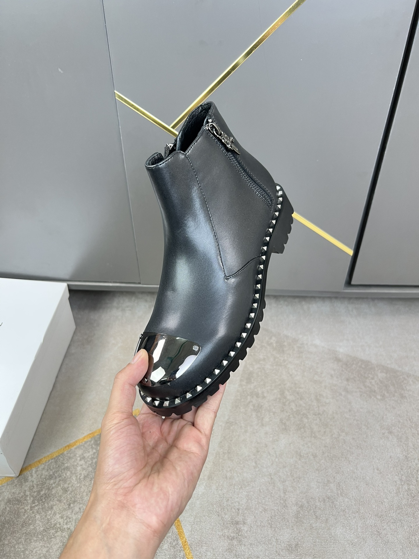 J5 ：皮里 毛里可选VERSACE 范思哲  最高帮靴子精心打造,引爆全场不断创新的国际品牌 此款男士高帮靴子,头层牛皮配进口小牛皮,配搭羊皮内里+橡胶防滑大底,透气舒适以质量说话 码数：38-44 黑色可选