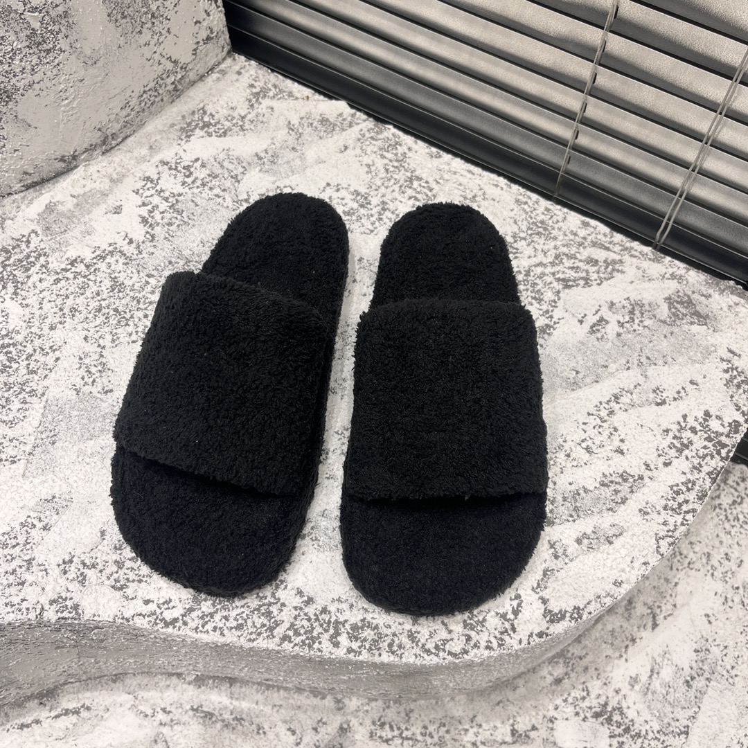 NO:670155,The new color is synchronized with the official website. BALENCIAG* Balenciaga 2025 furry slippers. Original purchase and development. Exquisite upper hand-sewn and threaded, fluffy and soft. Skin-friendly and soft. A must-have for winter. Original development of natural rubber non-slip and wear-resistant soles. Size: 35-41, furry shoes and slippers, balenciaga, balenciaga, slippers.19860909新色官网同步 BALENCIAG*巴黎世家2025毛毛拖鞋 原版买入开发 精致鞋面手工缝纫走线,蓬松柔软 亲肤柔软冬季必备款 原版开发天然橡胶防滑耐磨底 码数:35-41,毛毛鞋拖鞋,balenciaga,balenciaga,slippers,Women's Shoes