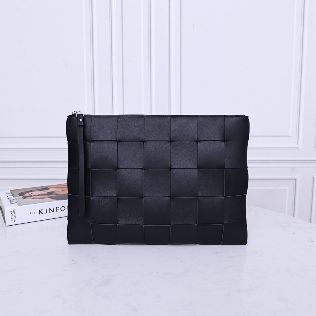 NO:175866,New large woven original cowhide handbag, this handbag continues the previous iconic weaving process. The leather is delicate and genuine leather feels very good overall shape. There is an inside of the zipper. The orderly storage artifact is easy to see, but it is the finishing touch for you. The best choice for gifts or self-use. Size 34*24CM number: 2237-8A# Black, BV, bottega veneta, cowhide19860909新品大编织原厂牛皮手包, 这款手包延续了以往标志性编织工艺 皮质细腻真皮手感十足整体版型定性极佳 拉链内里有内侧 条条有序收纳神器 它看是随意 却是你全身上下的点睛之笔 送礼或自用最佳首选 尺寸34*24CM款号:2237-8A# 黑色,BV,bottega veneta,cowhide,Bag