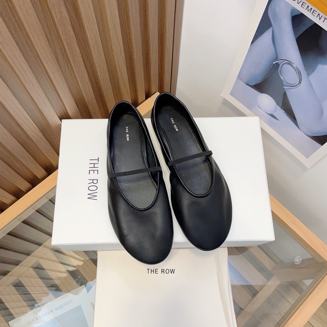 NO:165256,|4 new flat grandma shoes/ballet shoes. The lambskin is soft and delicate, light and elastic, breathable and sweat-absorbing. The shoes are made of no inner and no gang treasure. The wrapping feels strong on the feet~ super soft and comfortable. So soft that it cannot feel it exists~ like stepping on the clouds, 360 degrees, never grinding your feet~ shopping without pressure~ taking into account both fashion and comfort... Fabric: Custom imported environmentally friendly sheepskin Outsole: genuine leather outsole Size 35/40 (40 custom made without return or exchange), ballet shoes, sheepskin, Leather soles19860909|4新款平底奶奶鞋/芭蕾舞鞋 小羊皮柔软细腻～轻盈Q弹～透气吸汗 鞋子采用无内里无港宝做法～上脚包裹感极强～超级柔软舒适 柔软到感受不到它存在～像是踩在云端上 360度全方位～永不会磨脚～逛街暴走无压力～时尚与舒适兼顾…… 面料: 定制进口环保羊皮 大底: 真皮大底 码数35/40（40定做不退不换）,芭蕾舞鞋,sheepskin,Leather soles,Women's Shoes