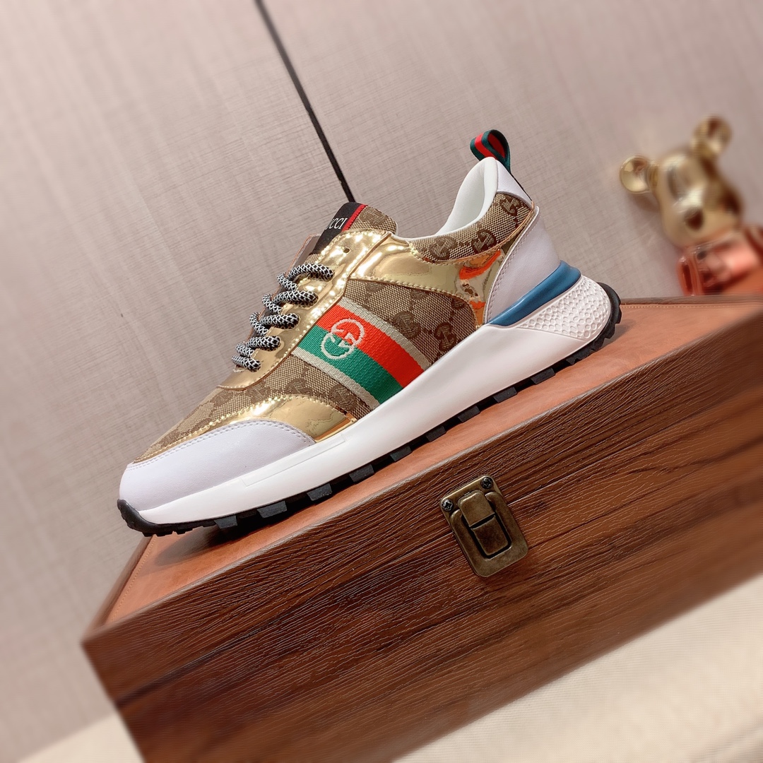 I5  Gucci  古奇   最新爆款休闲鞋，顶端品牌奢侈～代购，顶级～质量。专柜同卖产品鞋面選用进口透气牛皮搭配布面料材质透气羊皮内里精细做工。原版个性时尚柔软橡膠耐磨防滑大底，上脚轻巧舒适，实物拍摄實物更好看，004广州码: 38-44。2色入选