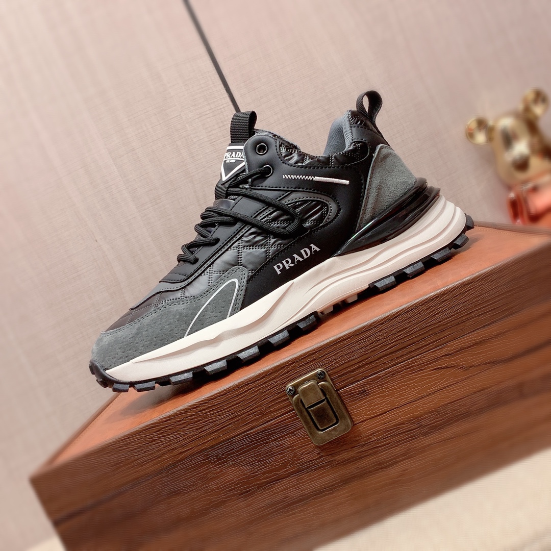I5  Prada 普拉达 最新爆款休闲鞋,顶端品牌奢侈～代购,顶级～质量.专柜同卖产品鞋面選用进口透气磨砂搭配布面料材质透气运动内里精细做工.原版个性时尚柔软橡膠耐磨防滑大底,上脚轻巧舒适,实物拍摄實物更好看,004广州码: 38-44.2色入选