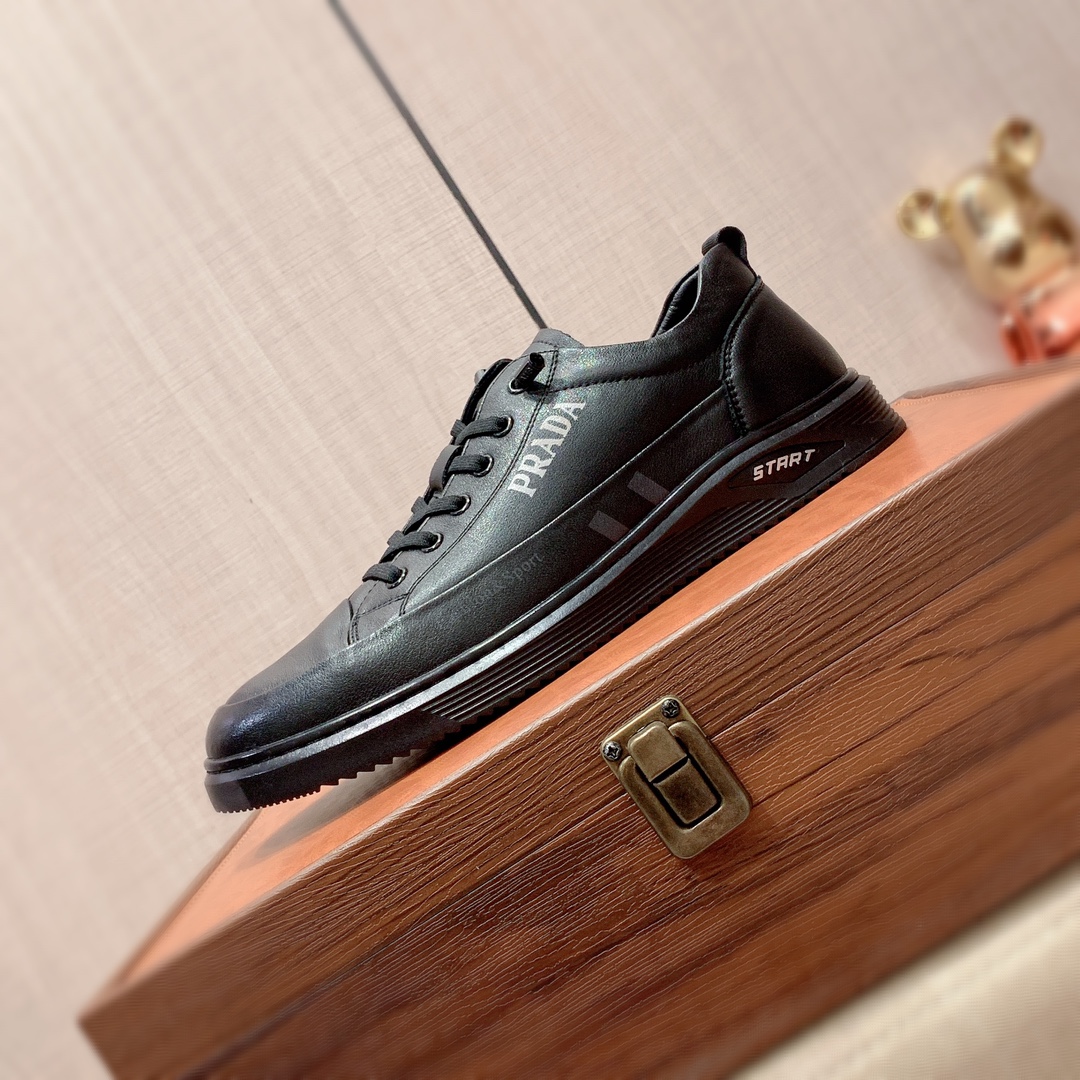I0  Prada 普拉达 最新爆款休闲鞋,顶端品牌奢侈～代购,顶级～质量.专柜同卖产品鞋面選用进口透气牛皮搭配材质透气猪皮内里精细做工.原版个性时尚柔软橡膠耐磨防滑大底,上脚轻巧舒适,实物拍摄實物更好看,007广州码: 38-44.2色入选