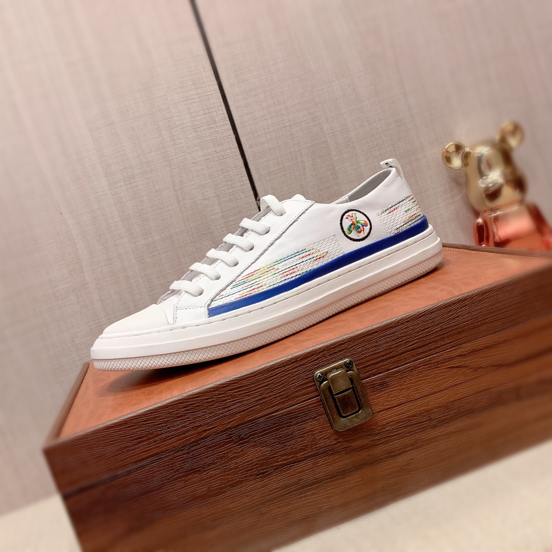 I0  Gucci  古奇   最新爆款休闲鞋，顶端品牌奢侈～代购，顶级～质量。专柜同卖产品鞋面選用进口透气牛皮搭配材质透气猪皮内里精细做工。原版个性时尚柔软橡膠耐磨防滑大底，上脚轻巧舒适，实物拍摄實物更好看，007广州码: 38-44。2色入选