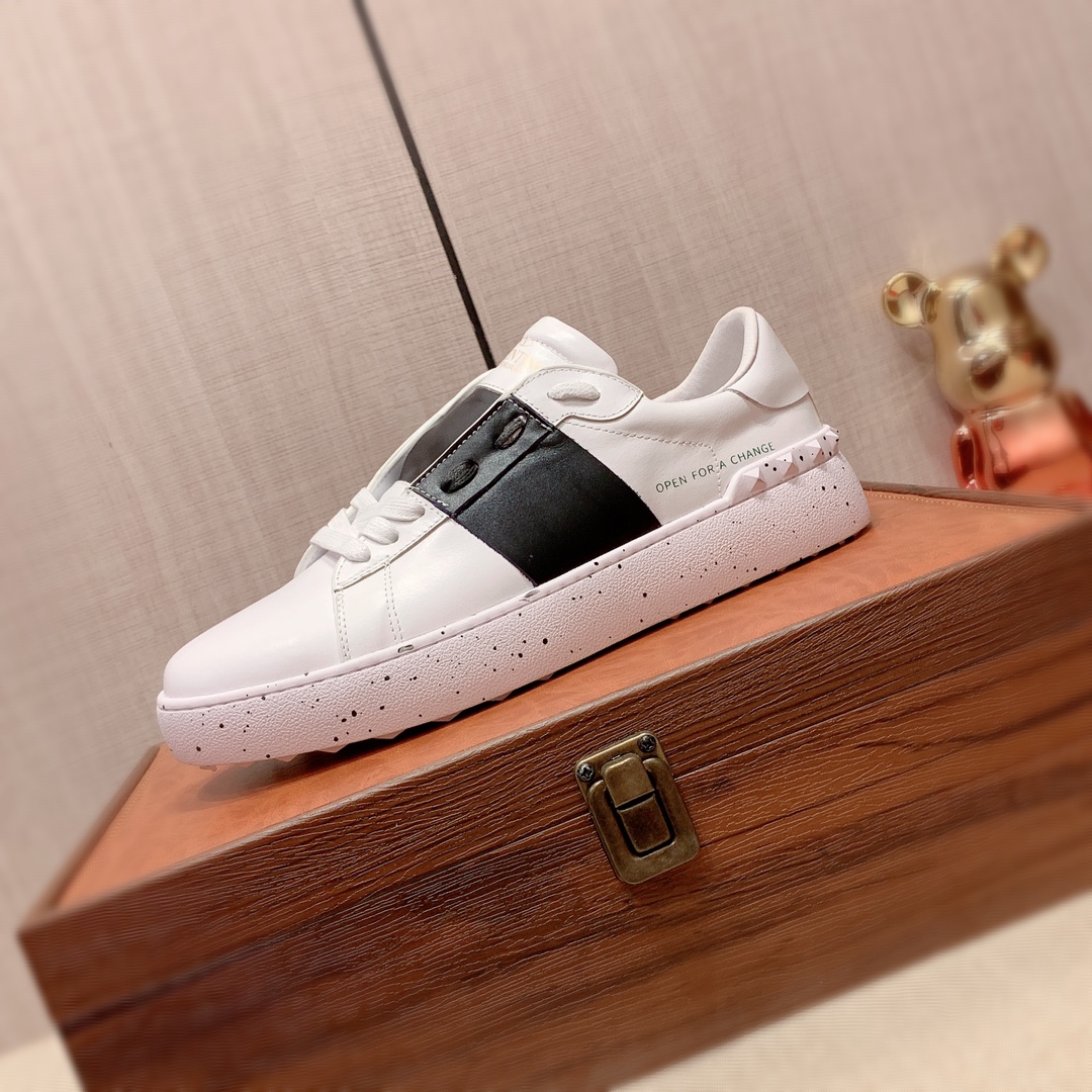 I5 Valentino 华伦天奴  最新爆款休闲鞋,顶端品牌奢侈～代购,顶级～质量.专柜同卖产品鞋面選用进口透气牛皮材质透气羊皮内里精细做工.原版个性时尚柔软橡膠耐磨防滑大底,上脚轻巧舒适,实物拍摄實物更好看,143广州码: 38-44.3色入选