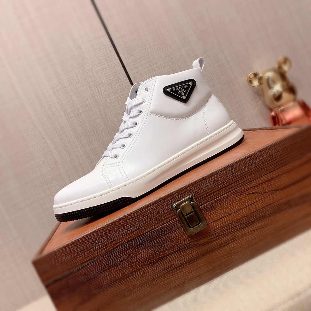 I5 高帮 Prada 普拉达 最新爆款休闲鞋,顶端品牌奢侈～代购,顶级～质量.专柜同卖产品鞋面選用进口透气牛皮搭配材质透气羊皮内里精细做工.原版个性时尚柔软橡膠耐磨防滑大底,上脚轻巧舒适,实物拍摄實物更好看,266广州码: 38-44.2色入选