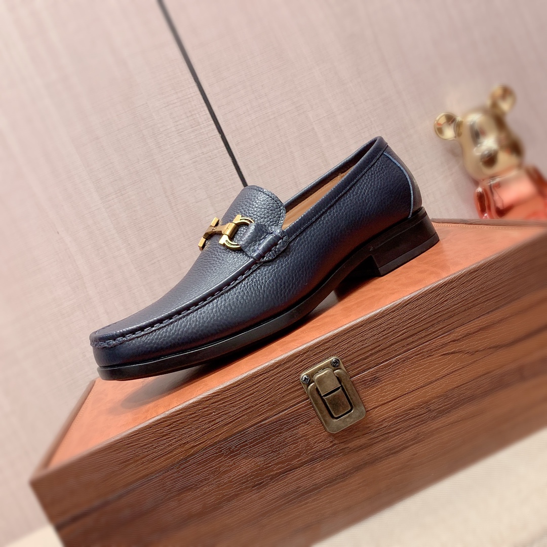 J0 皮鞋:  Ferragamo 菲拉格慕  最新爆款休闲鞋,顶端品牌奢侈～代购,顶级～质量.专柜同卖产品鞋面選用进口透气牛皮材质透气牛皮内里精细做工.原版个性时尚柔软橡膠耐磨防滑大底,上脚轻巧舒适,实物拍摄實物更好看,广州码: 38-44.  6色入选