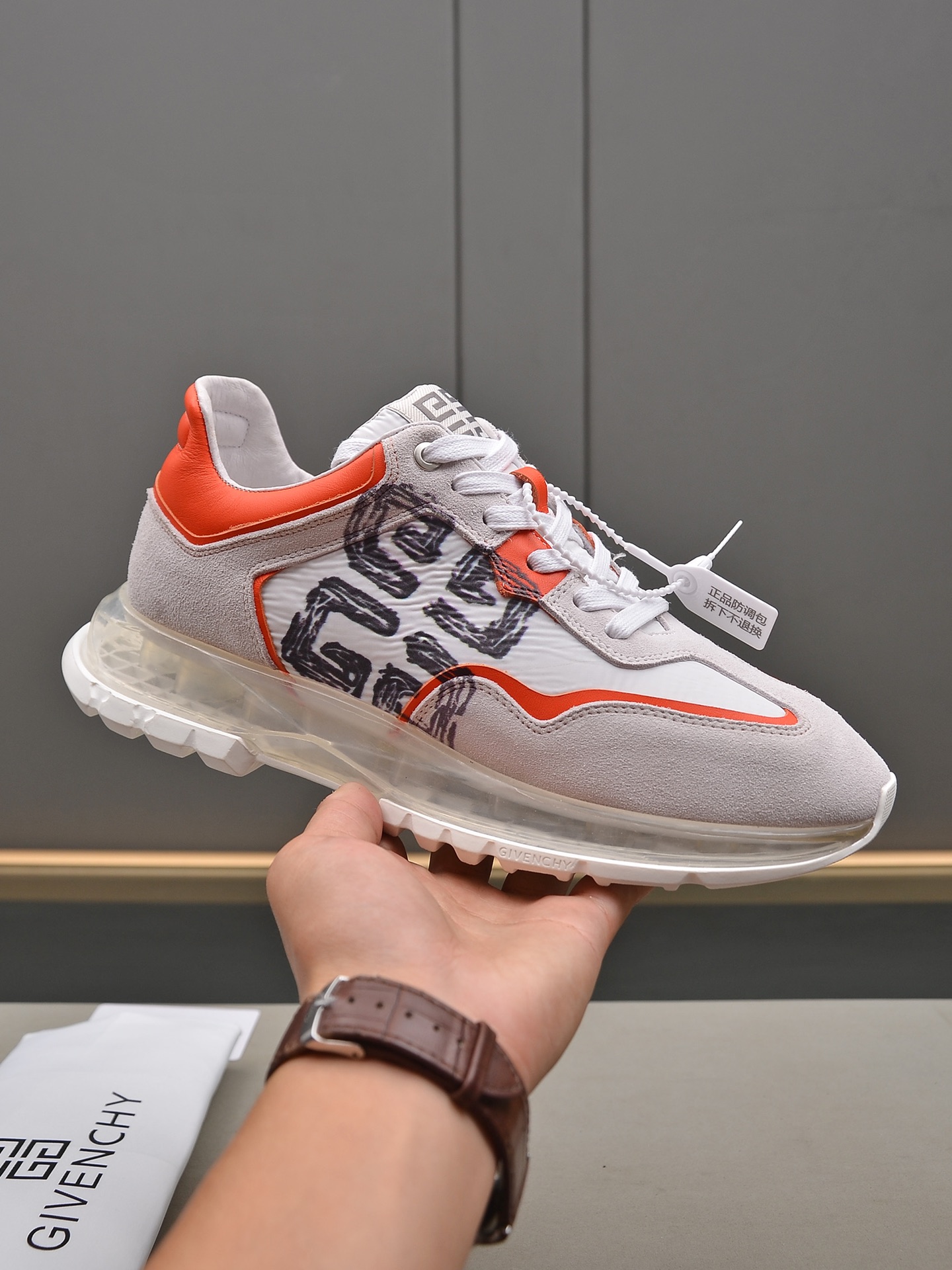 L5 Givenchy 纪梵希 2022 专柜同步 人手一双 不容错过 专柜买版 完全1:1 开模定制顶级版本 原版展示提供对比 让大货做到和原版0区别实物和图片来见证1面料：原版头层牛皮 2内里：原版弹力布配牛皮内里 干爽 舒适3鞋底：正品独家私模气垫大底 Size码数：38-44. 可定做45