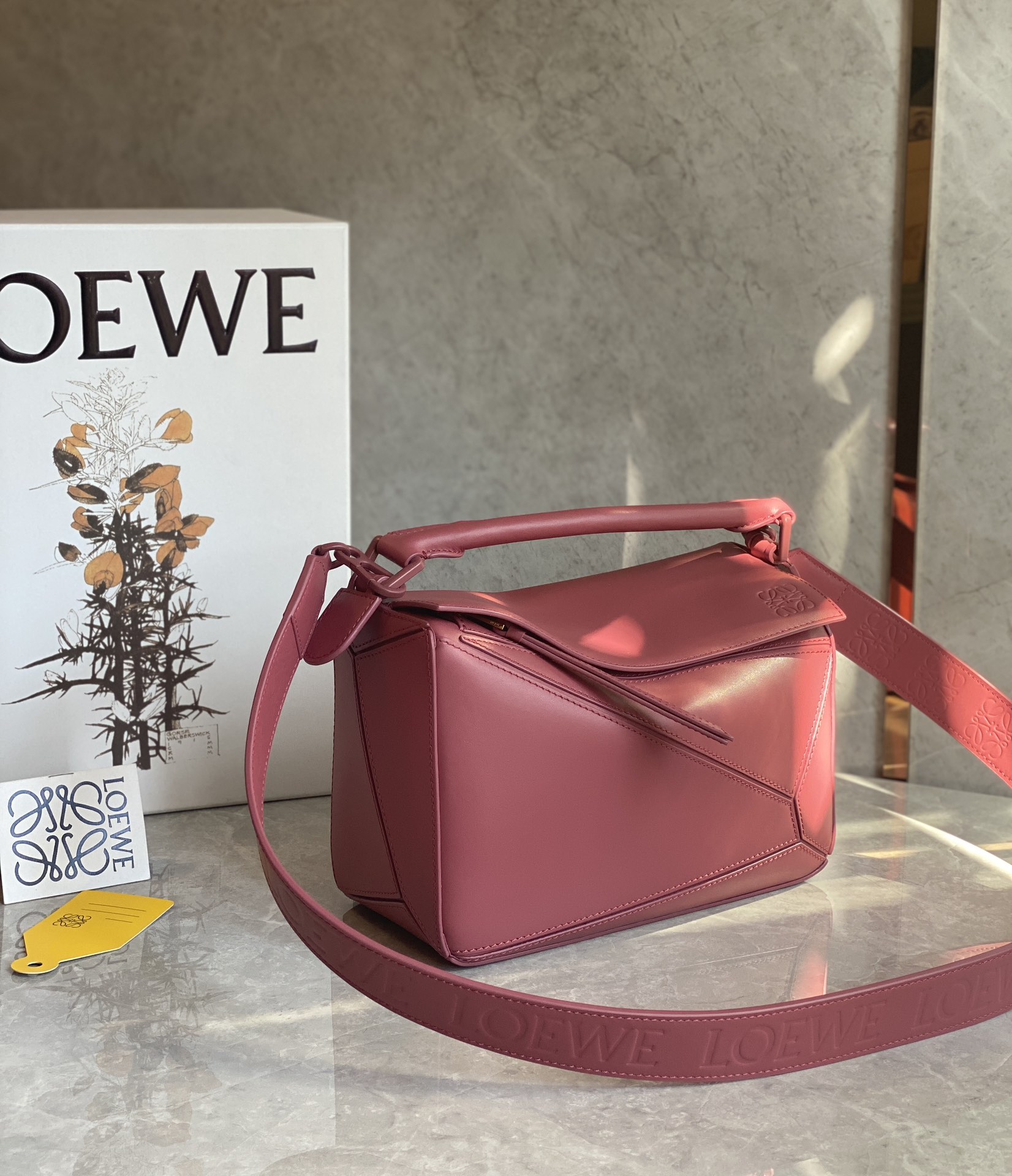 LOEWE Puzzle 24CM bag 字母肩带牛皮小号几何包 0189玫粉色/粉扣