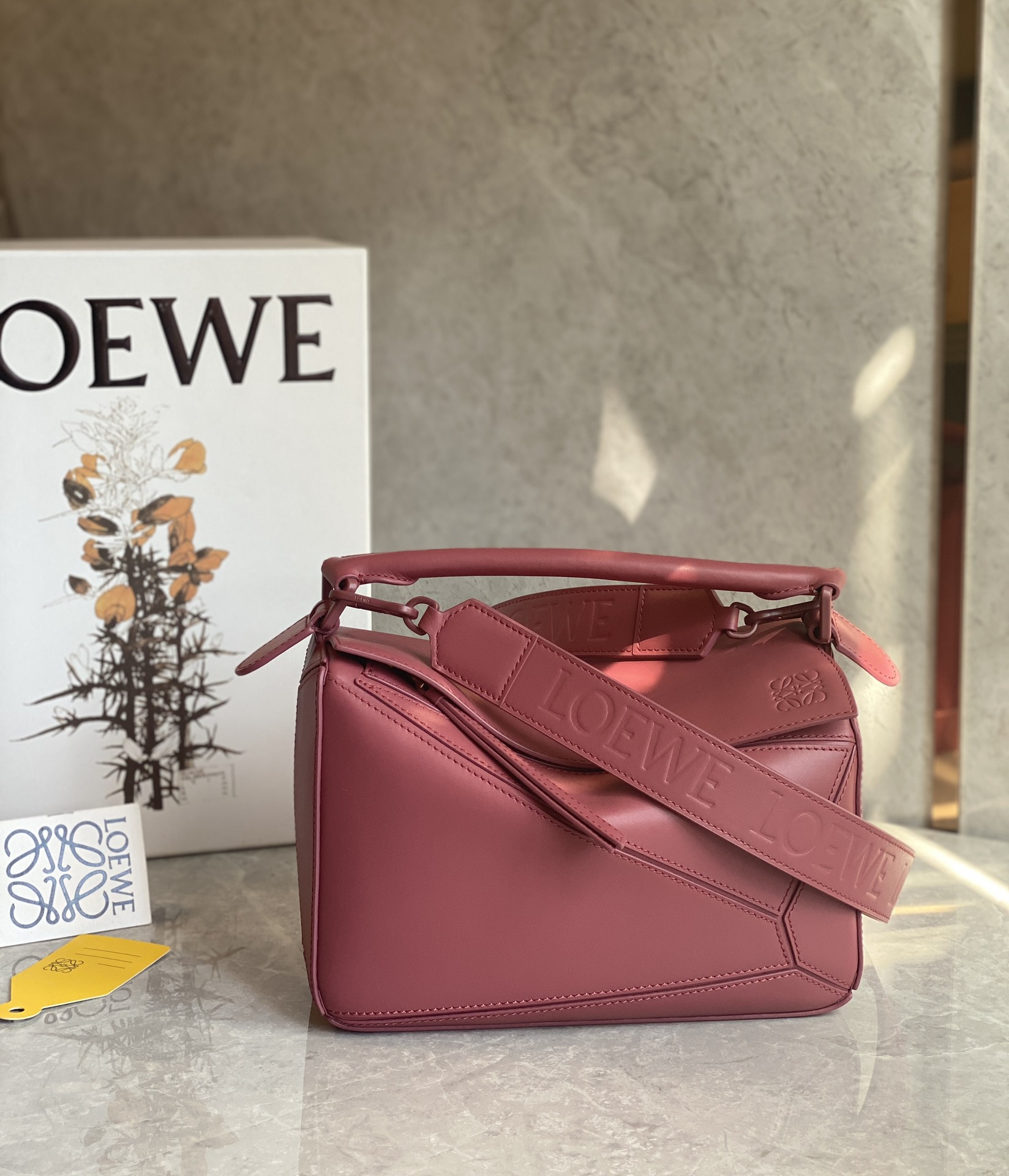 LOEWE Puzzle 24CM bag 字母肩带牛皮小号几何包 0189玫粉色/粉扣