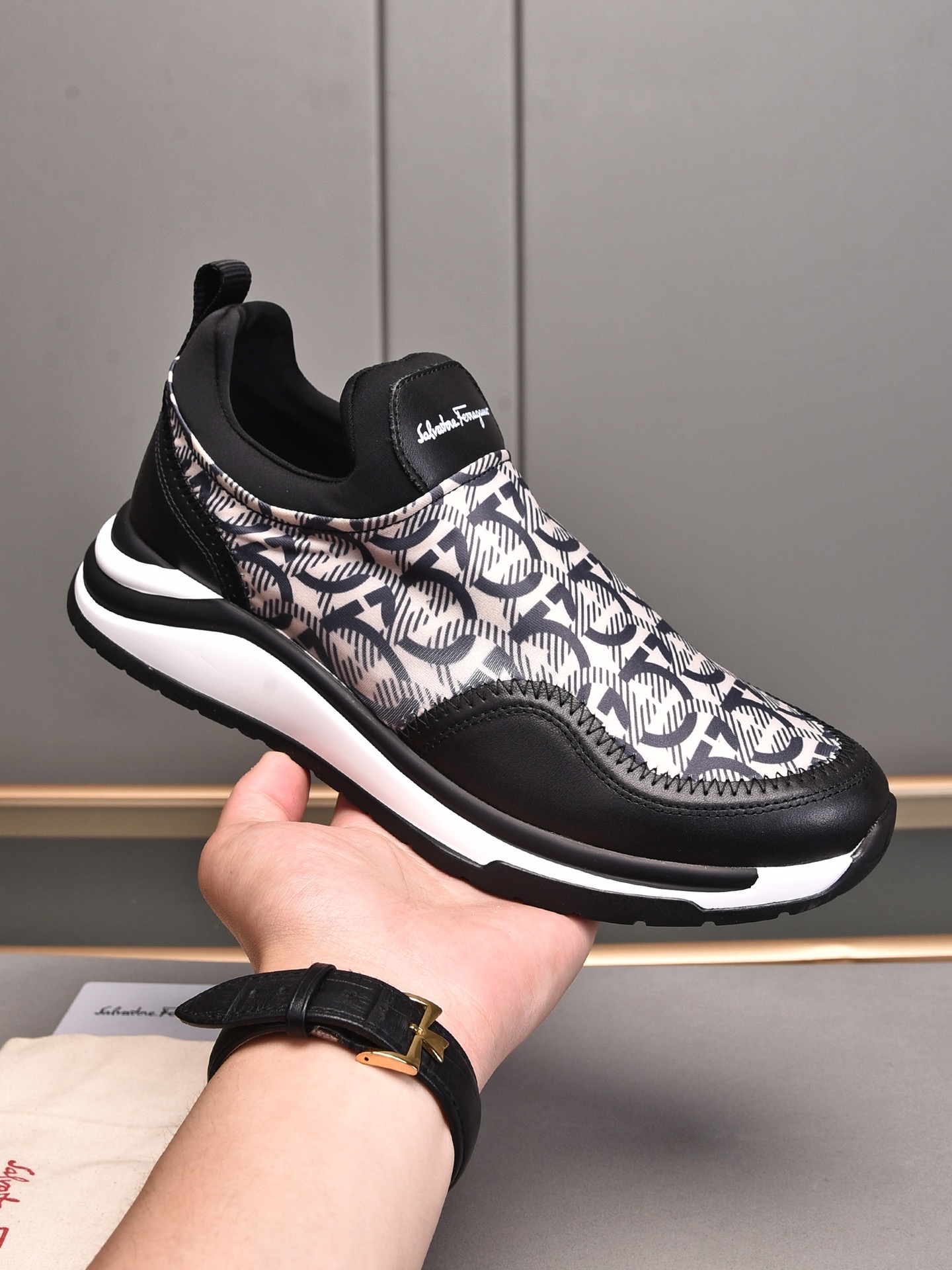 I0 Ferragamo 菲拉格慕春款休闲鞋专柜品质,验货,优质做工,鞋面采用进口透气飞织弹力面料,舒适透气内里,原版时尚运动大底 ,休闲时尚,高端品质,码数：38-44 45可定做