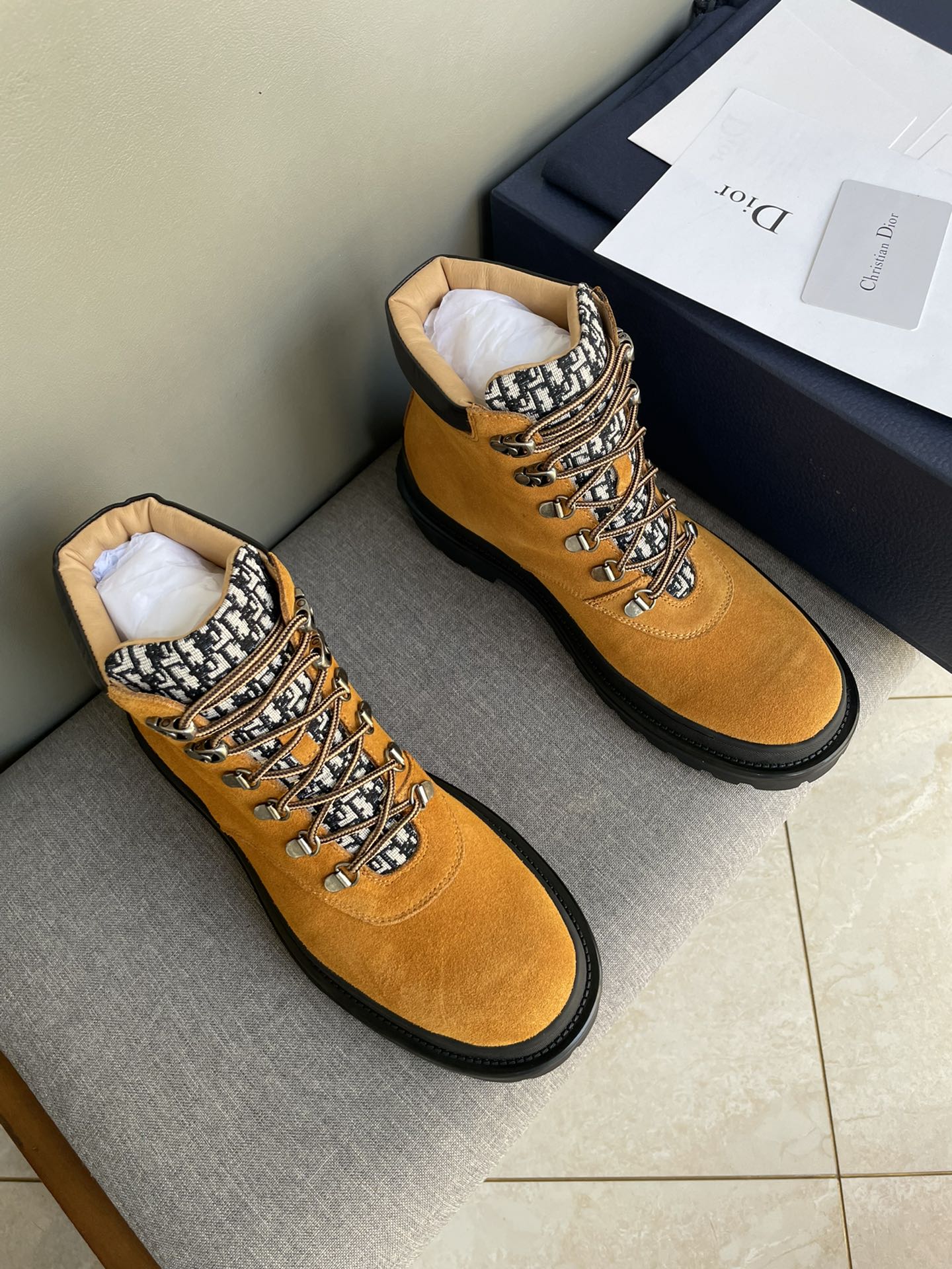 NO:605090,Dior Dior ~ Winter Series, the original 1:1 development of casual men's leather shoes. Made with heavy investment, shoes and boots are made of imported cowhide + imported Dior special fabric. Black cowhide lining is not easily deformed. Dior large hardware inlay. Original TPU vacuum outsole, black cowhide, black edge beads, military green suede, black suede, khaki suede, made with the craftsmanship of a large factory. The perfect boutique is only for you who know your taste!  Any comparison is welcome Size: 39-44 (38 45 customized), dior, dior, boots, cowhide19860909Dior 迪奥～冬季系列,原版1比1开发 休闲男士皮鞋 重金打造,鞋靴选用进口牛皮+进口dior专用布料 不易变形黑色牛皮内里 dior大五金镶嵌 原版TPU抽真空大底,黑色牛皮 黑色开边珠 军绿色反毛皮 黑色翻毛皮 卡其色翻毛皮大厂工艺,完美精品只为懂品味的您准备！欢迎任意对比 Size:39-44（38 45订做),,dior,dior,boots,cowhide,Men's shoes